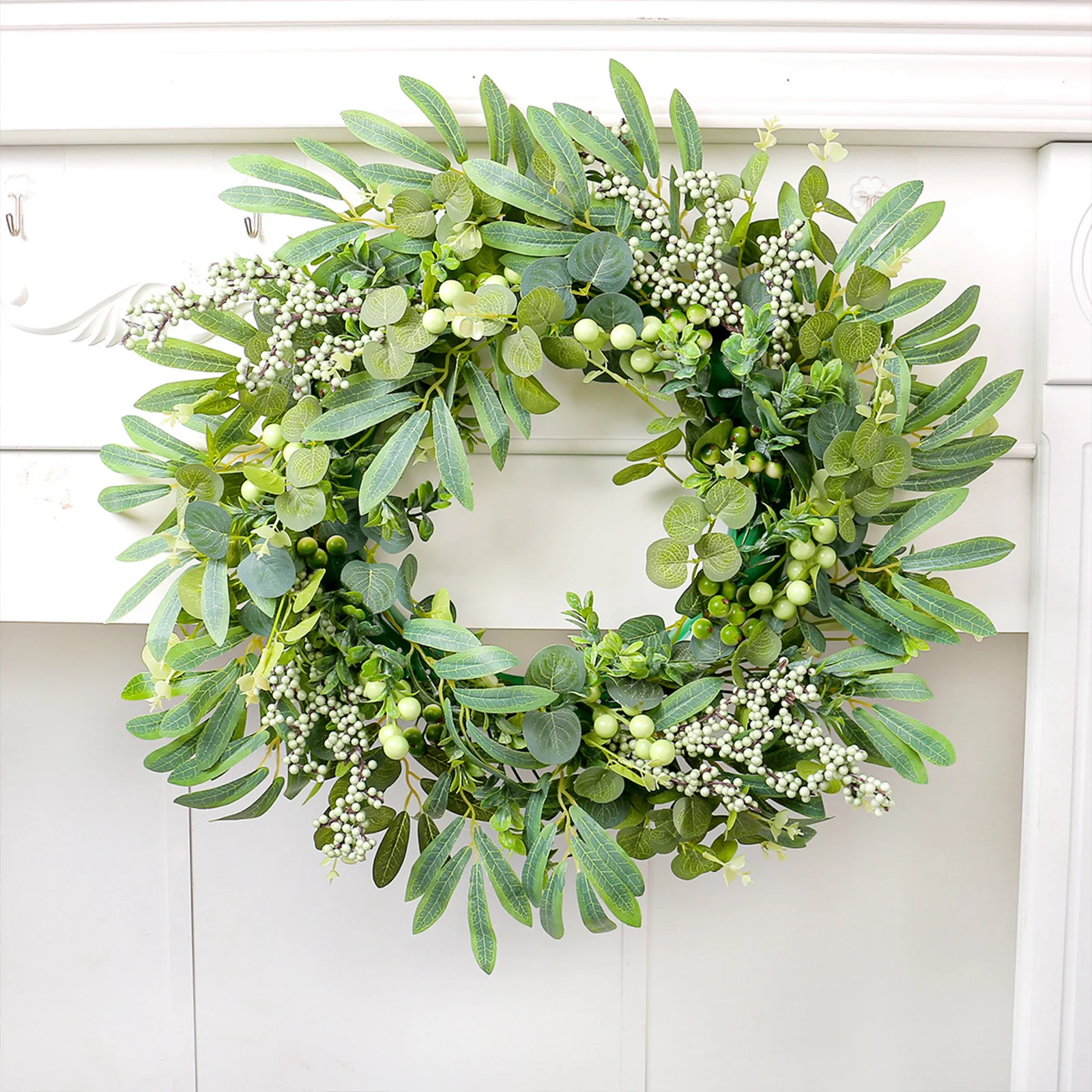 Венок из ягод и эвкалипта 50-сантиметровый праздничный подвесной на дверь
