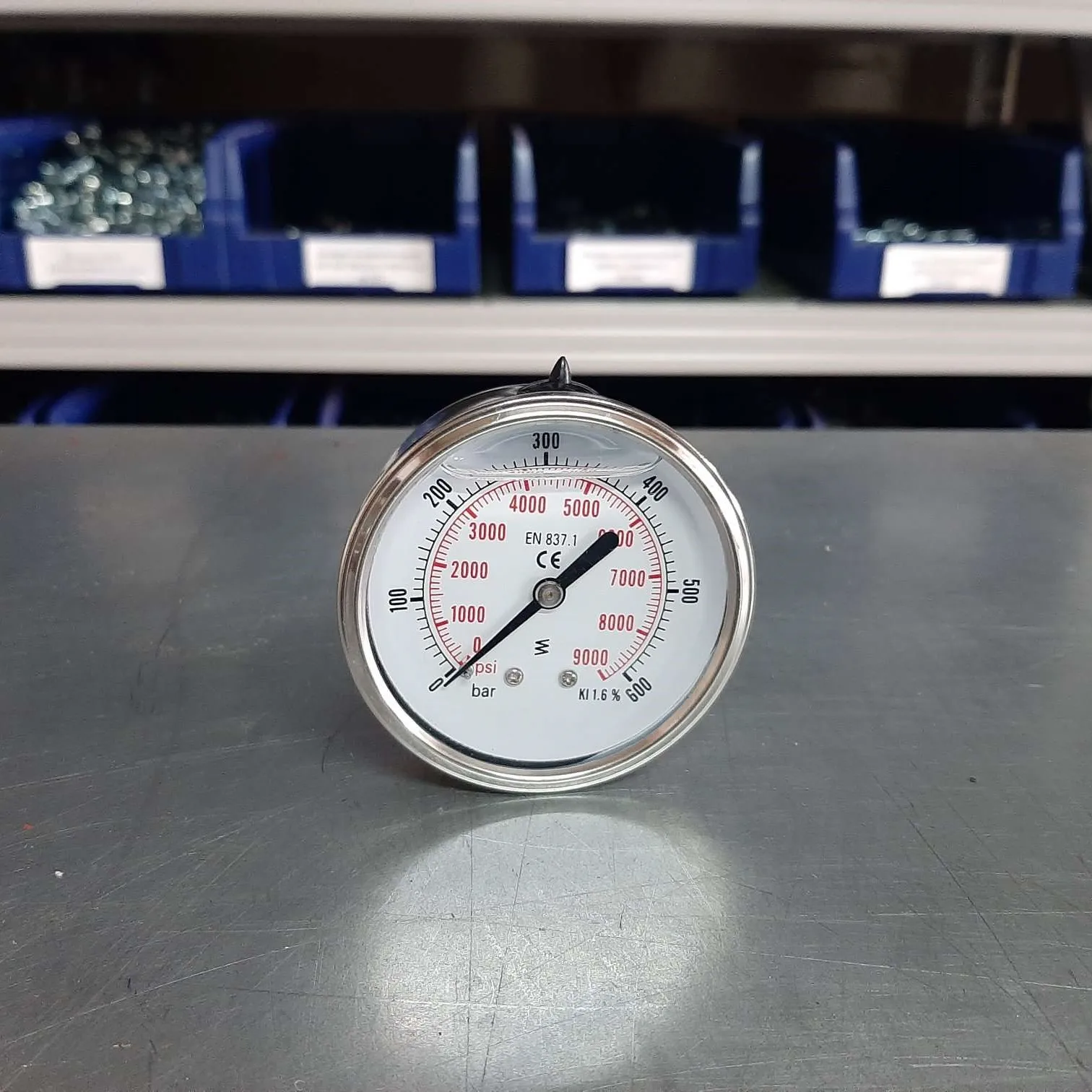 Манометр мд02-100мм 10 бар. Манометр с трубкой бурдона, модель: 233. Манометр фланцевое присоединение к трубопроводу. Бобышка для установки датчика давления и манометра. Схема подключения насоса через манометр.