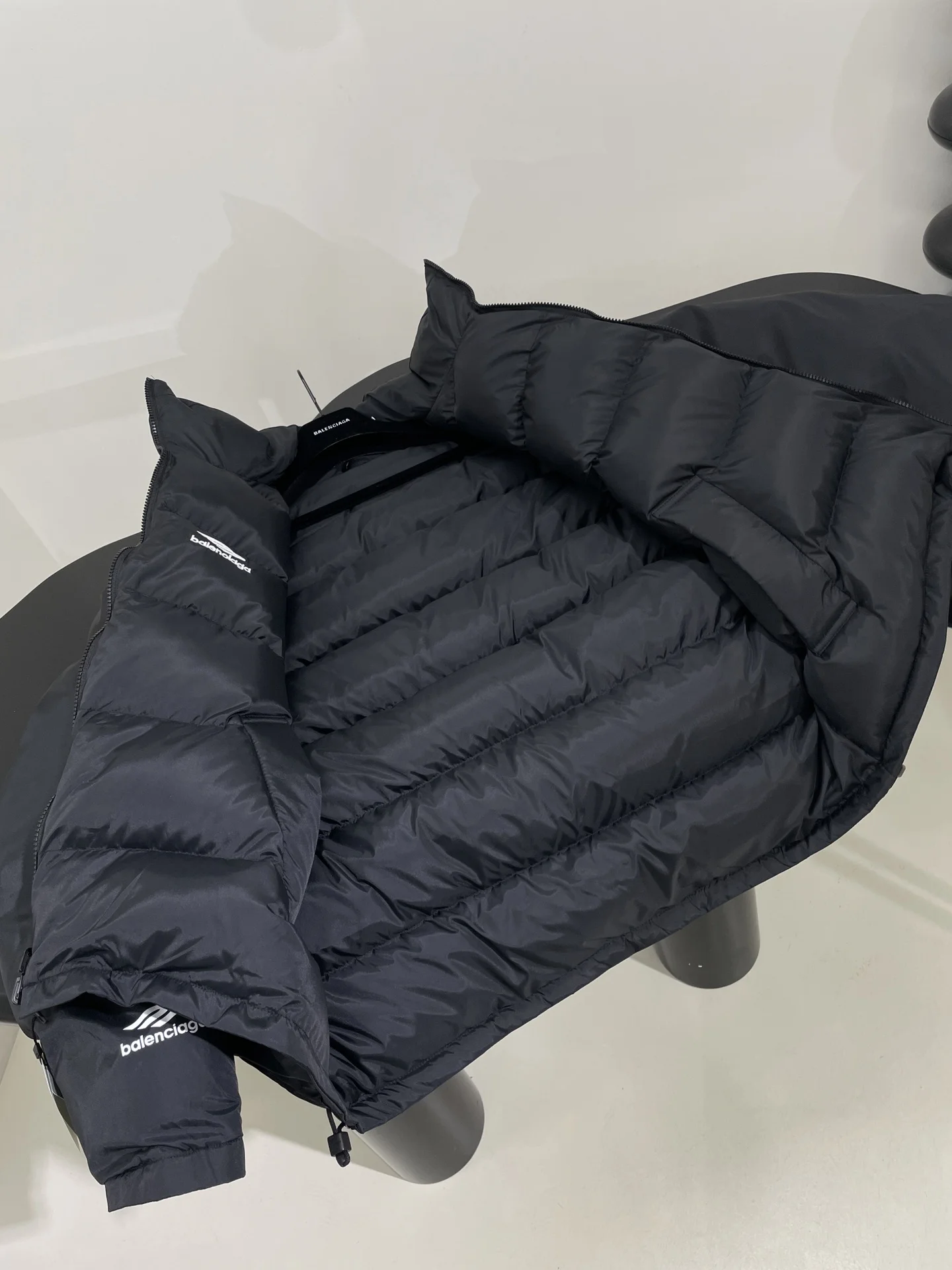 Эта куртка очень тонкая ткань с узором корсета. Верхняя версия воротника