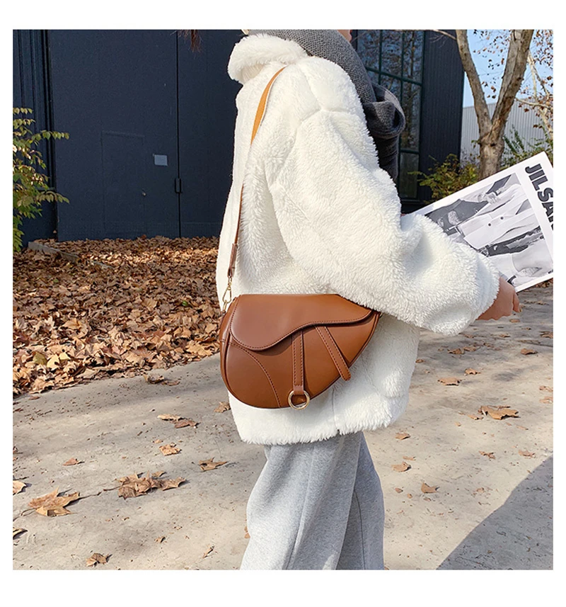 

Trendy Korean fashion messenger bag simple fashion leather ladies coin purse retro bag female internet celebrity saddle shoulder