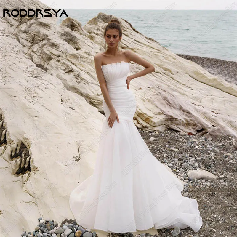 Купи RODDRSYA Organza Pleat Wedding Gowns Strapless Mermaid Bridal Party Dress Beach vestido blanco boda civil Zipper Custom Made за 5,346 рублей в магазине AliExpress