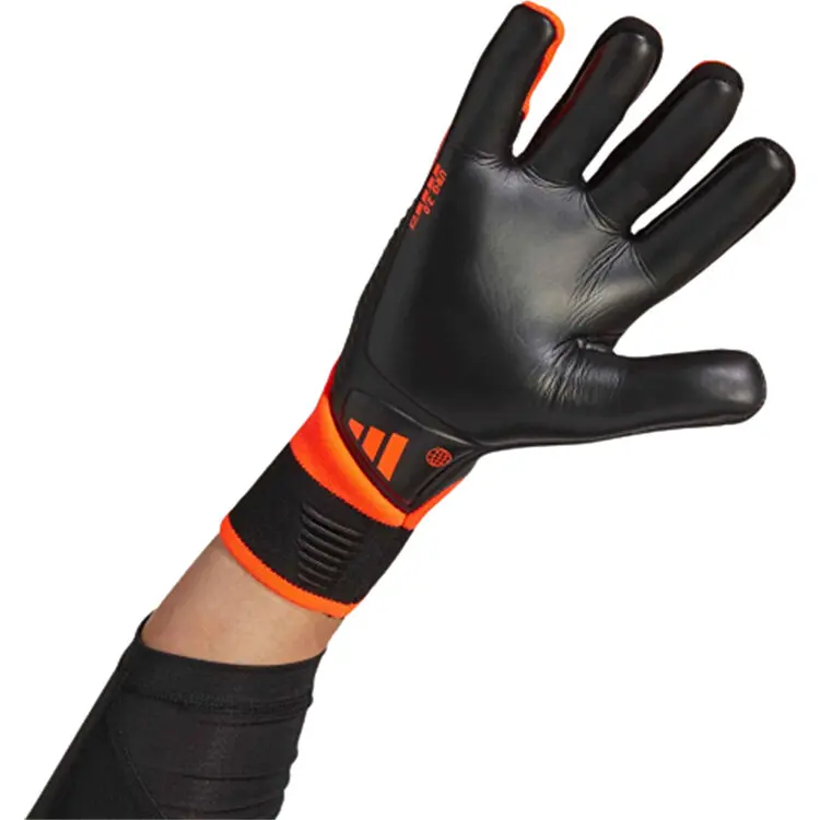 Рисунок 5 - Вратарская перчатка Adidas Pred