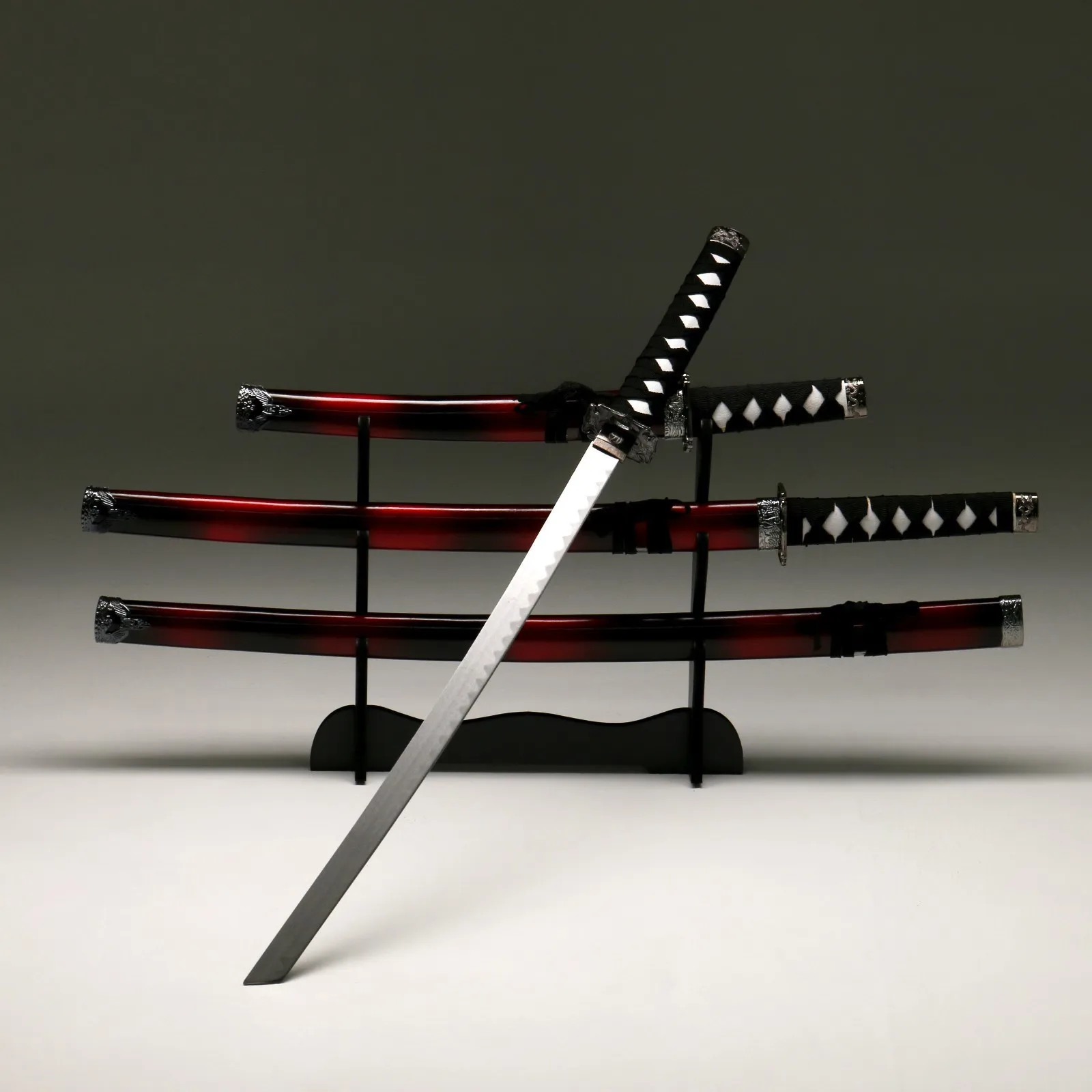 Подарочный набор сувенирных мечей катана вакидзаси и танто на подставке. Ножны
