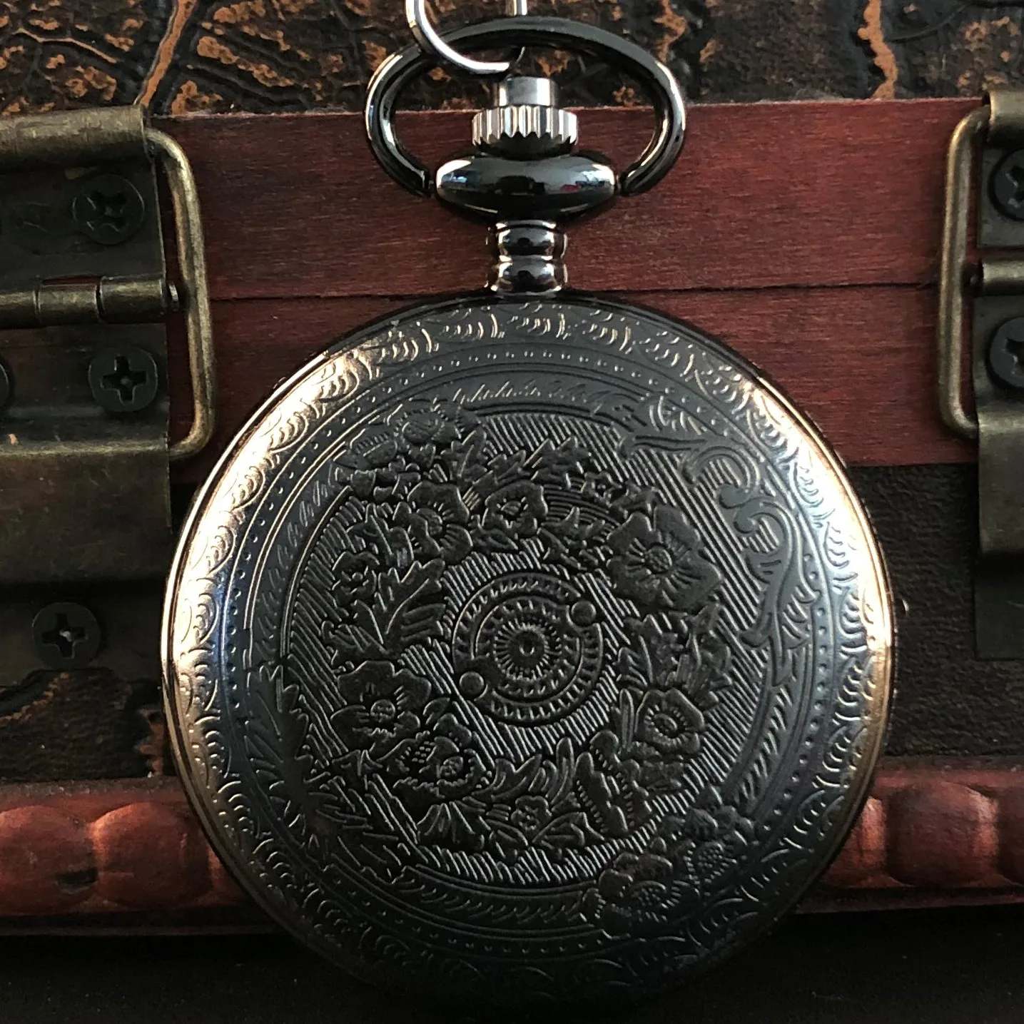 Рисунок 5 - Черные карманные часы с гравировкой «моему сыну»