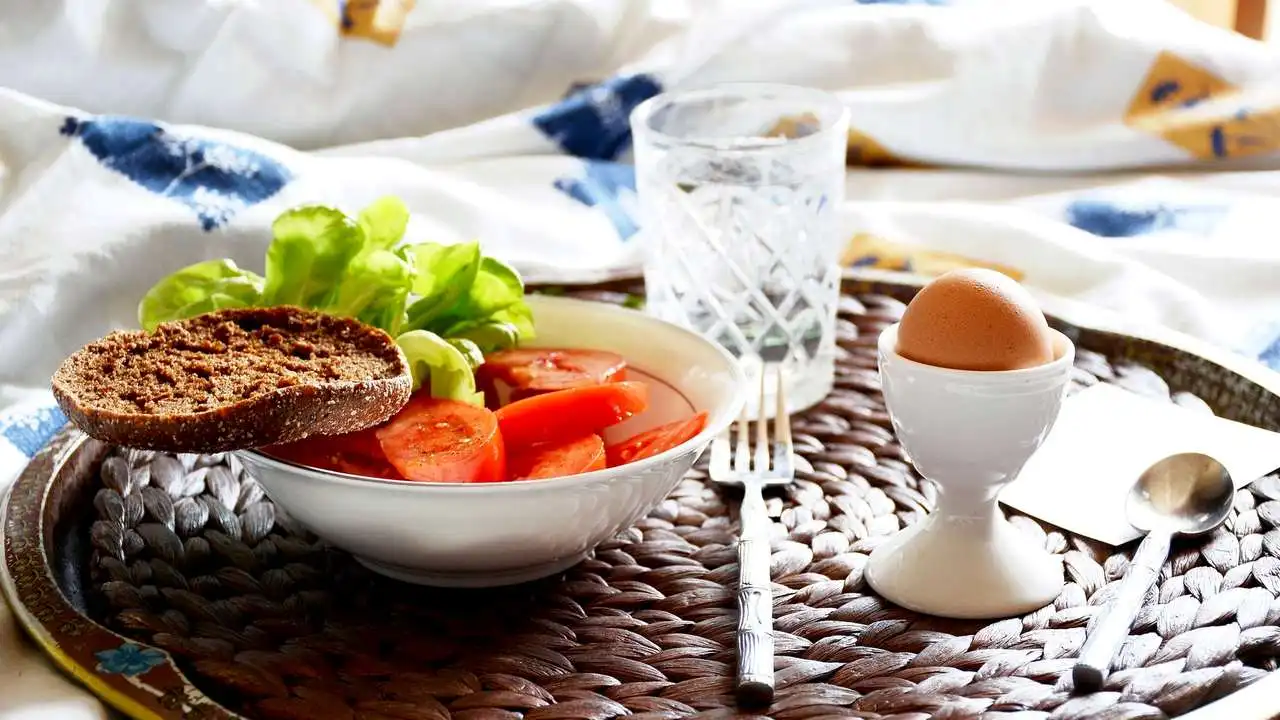 Что купить на завтрак. Завтрак. Сервировка завтрака. Завтрак в постель. Завтрак яйца, салат и хлеб.