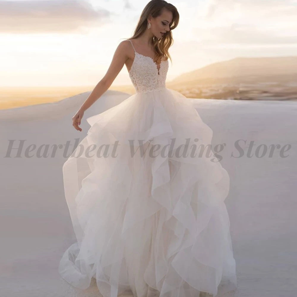 

Chic Tulle Wedding Dresses Ruffles Multi-Layered for Brides Criss-Cross V-Neck Spaghetti Straps A-Line Court Train Applique Lace