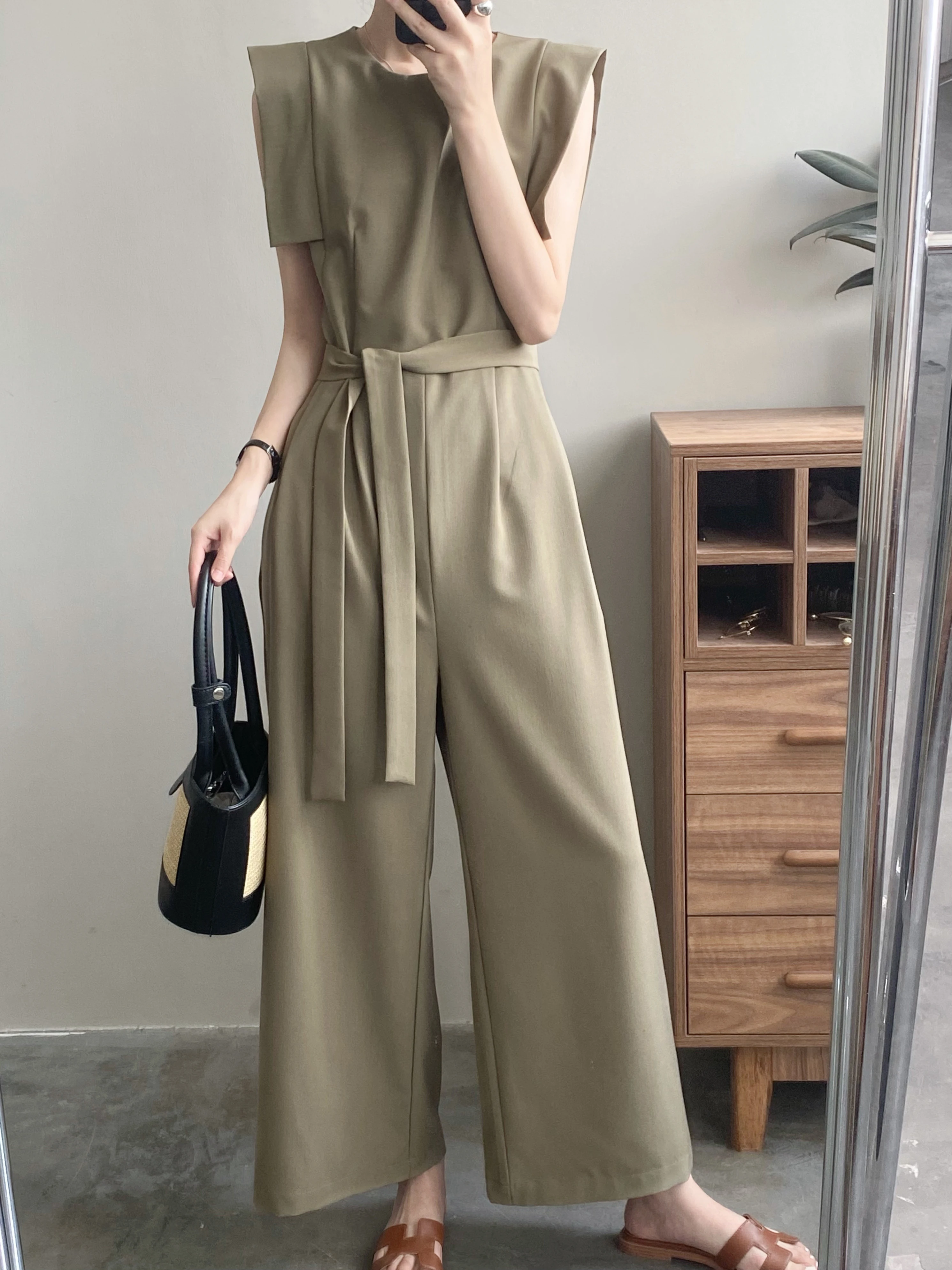 

O-Neck, sleeveless, pleated solid jumpsuit woman 2022 Summer loose and slim Wide-legged pants jumpsuit