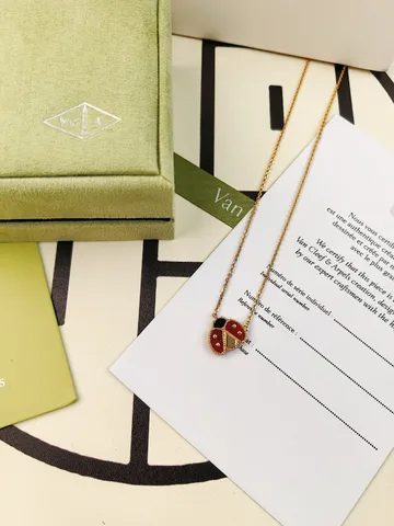 Ювелирные изделия Van Cleef & Arpels ,Хорошо сделанные, идеальные детали, полностью отображают ваше очарование.