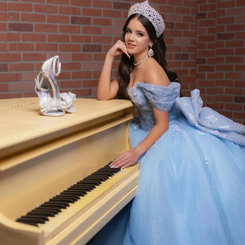 Фото Роскошное небесно-голубое платье Quinceanera с открытыми плечами и аппликацией в виде бабочки, расшитое бисером и бантом, торжественное бальное платье Sweet 16, Vestido De 15 Anos №3