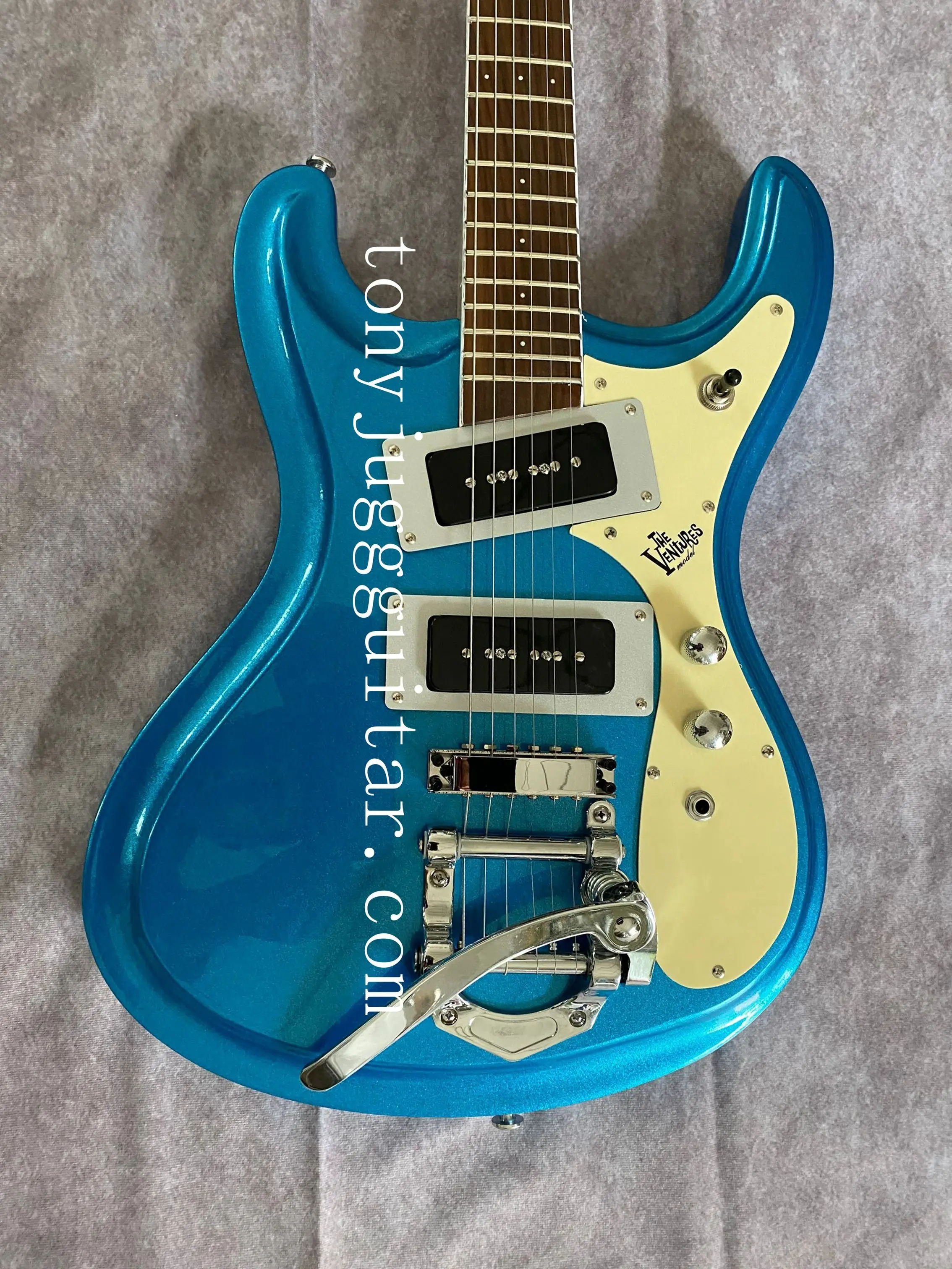 

Johnny Ramone Signature Mosrite Venture 1966 Metallic Blue Electric Guitar Bigs Tremolo Bridge Dark Aqua White Pickupgard P-90 P