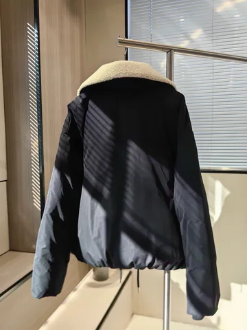 Зимний простой пуховик с воротником из овчины