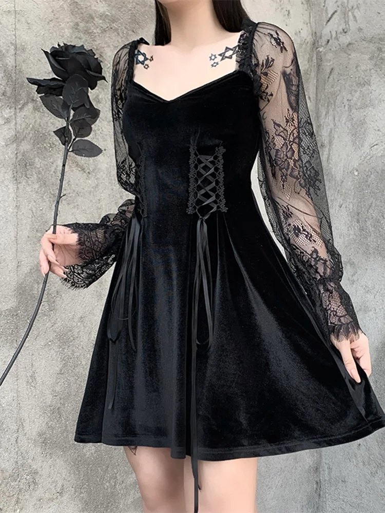 Женское мини-платье с высокой талией и кружевом