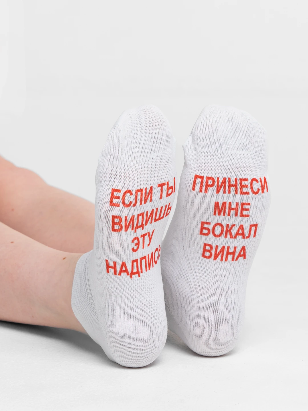 Подать стакан воды в старости. Стакан воды в руке. Парные носки. Сын принес стакан воды папе. Кот приносит воду.