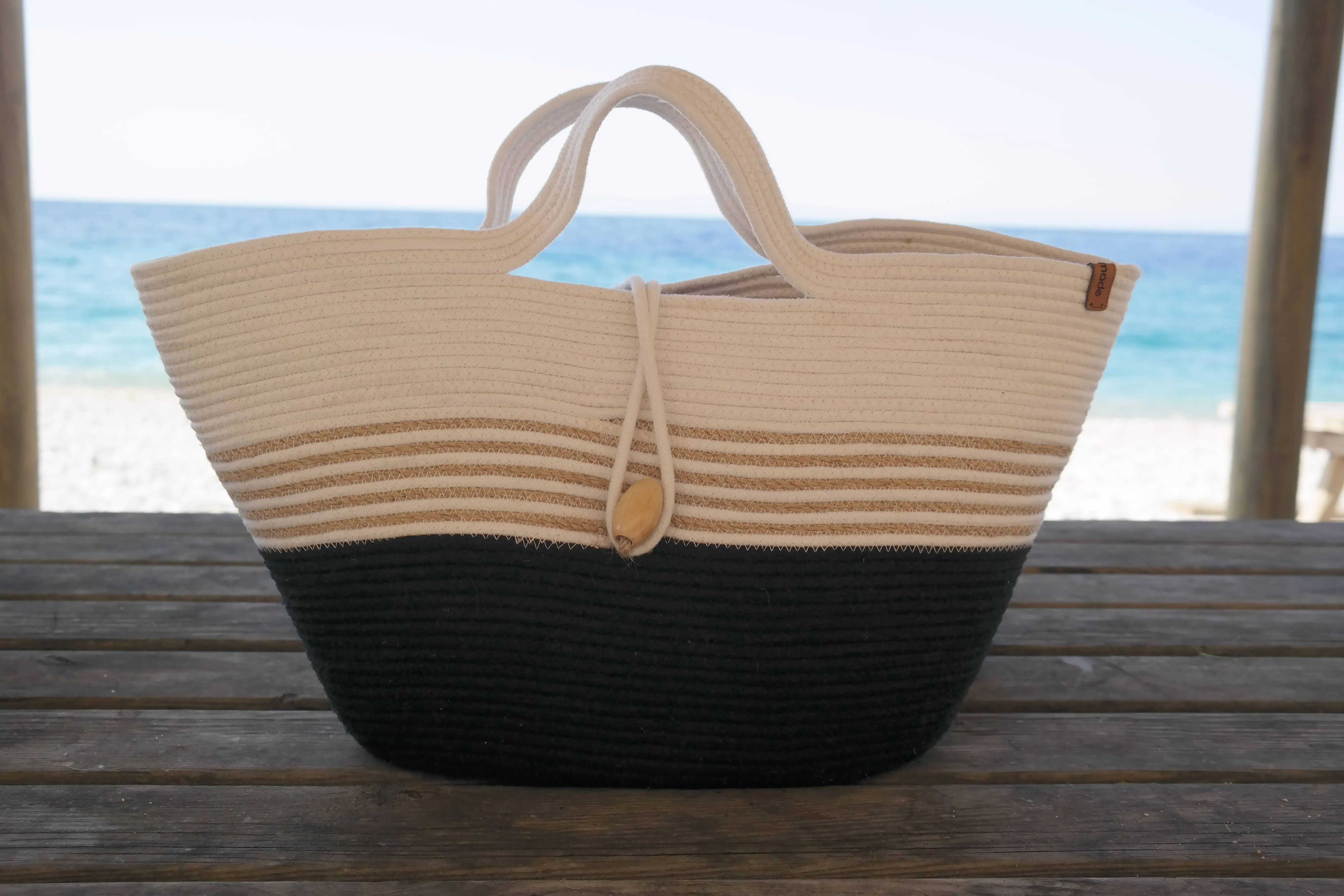 

Handmade women's handbags are designed for you.