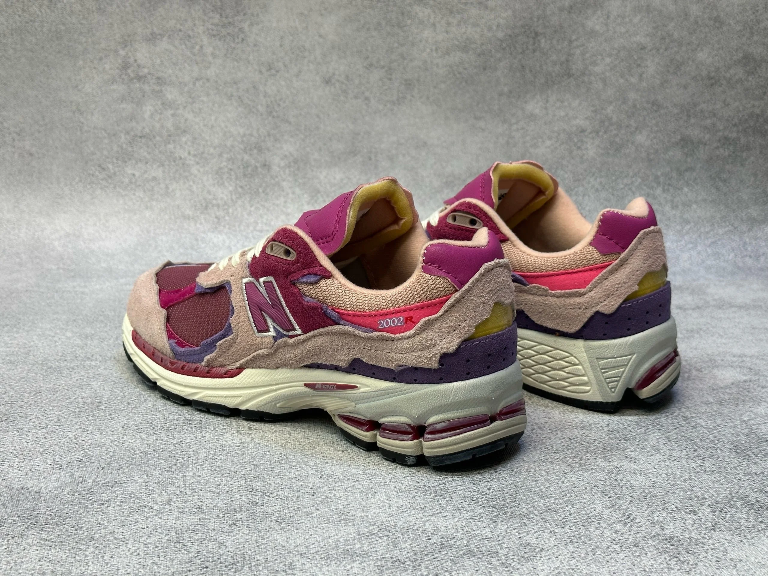 Рисунок 3 - Кроссовки женские New Balance 2002R