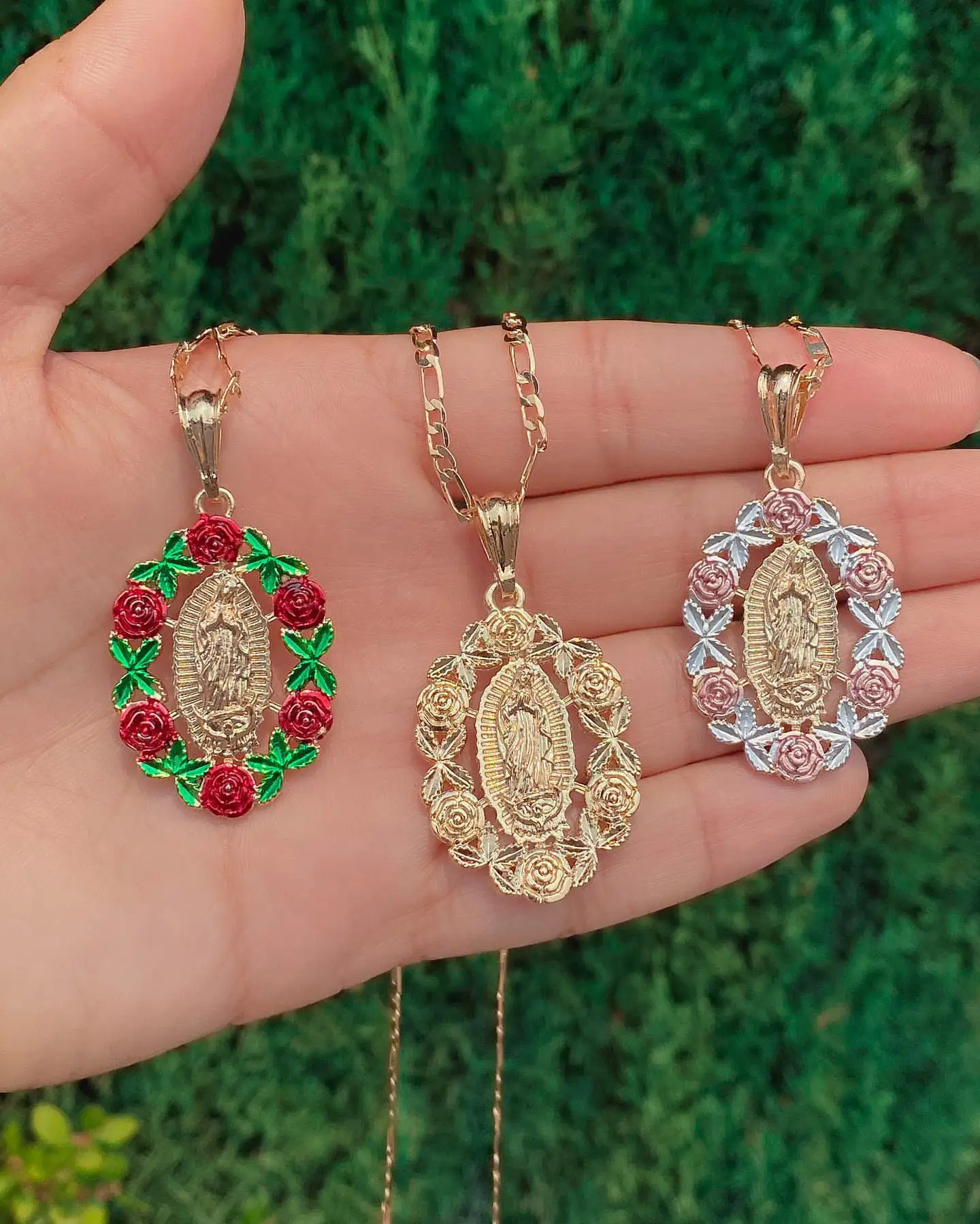 Guadalupe naszyjnik dla kobiet Virgin Mary biżuteria personalizacja róże łańcuch pozłacany Metal wisiorek kwiat prezent dla przyjaciela