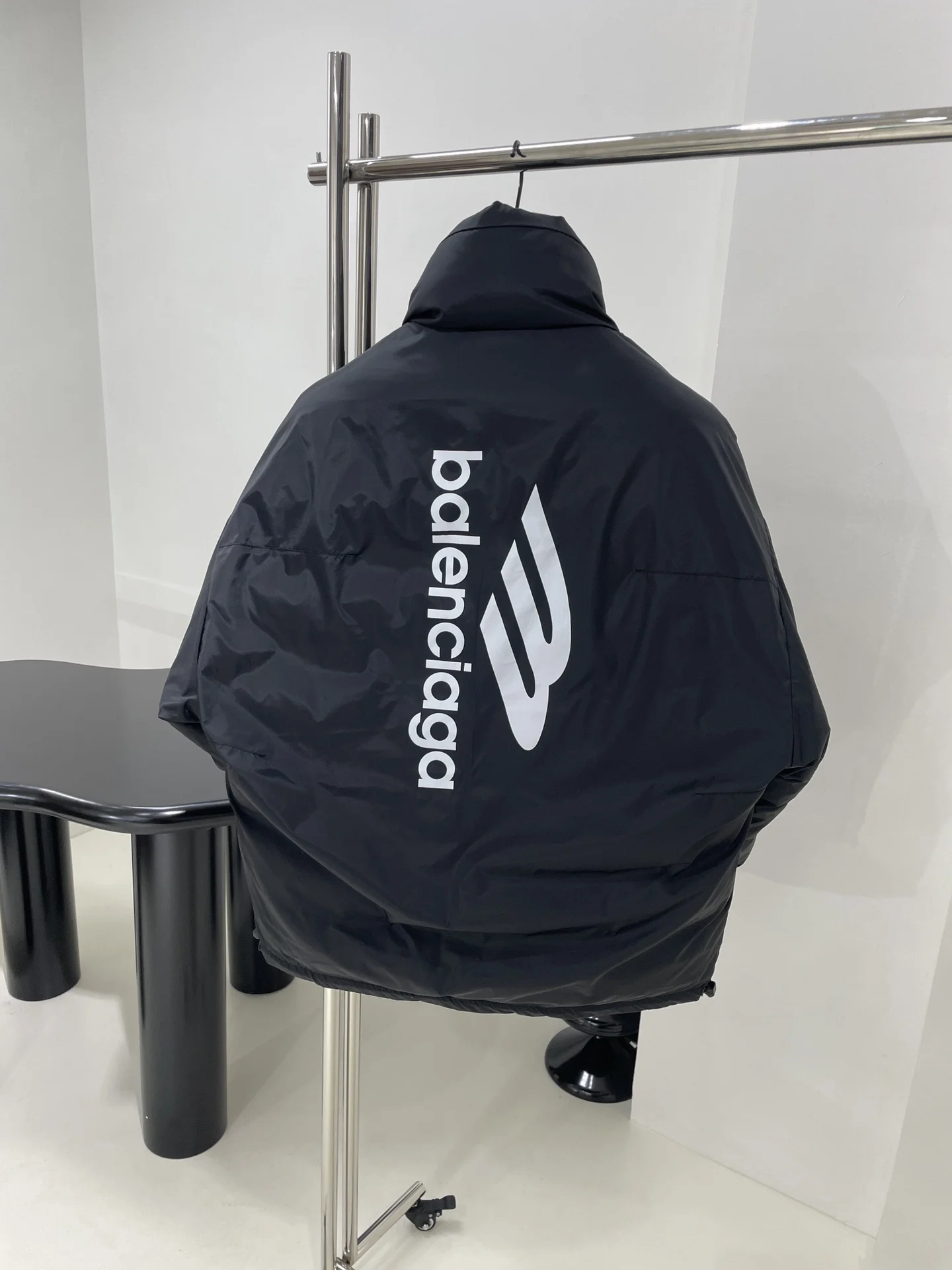 Эта куртка очень тонкая ткань с узором корсета. Верхняя версия воротника