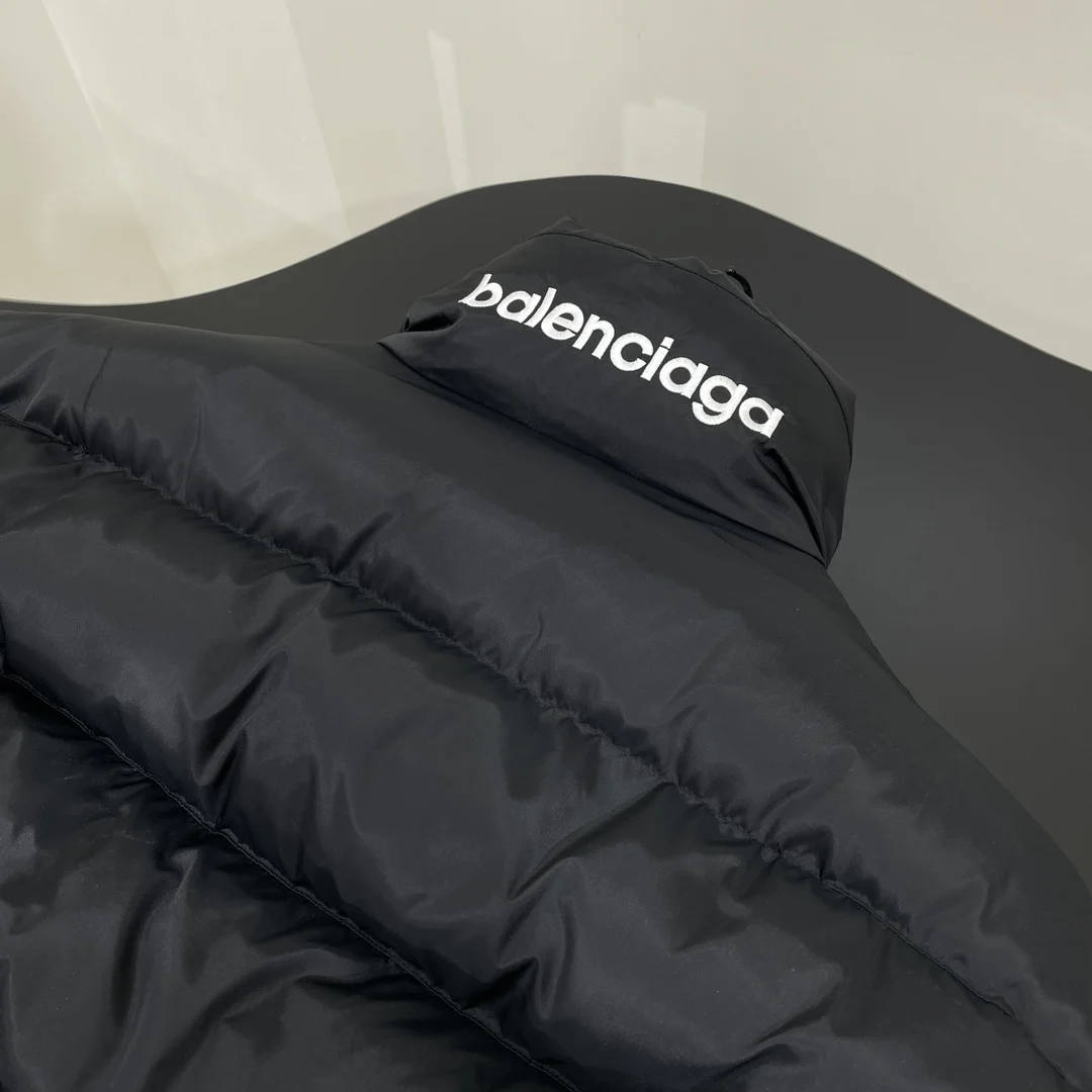 Эта куртка очень тонкая ткань с узором корсета. Верхняя версия воротника