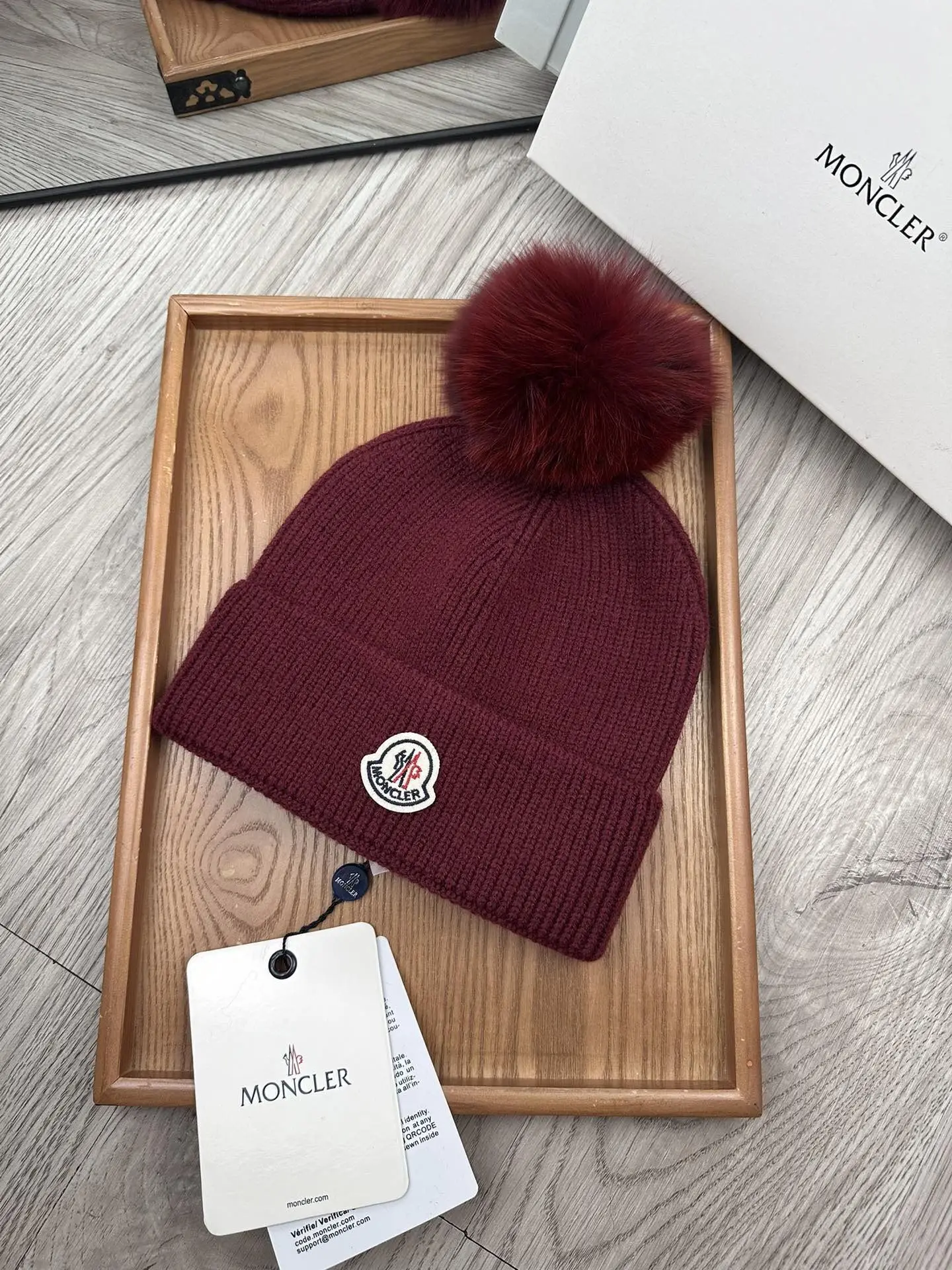 Сохранить теплые шляпы и трикотажные джемперы в стиле нейтральной