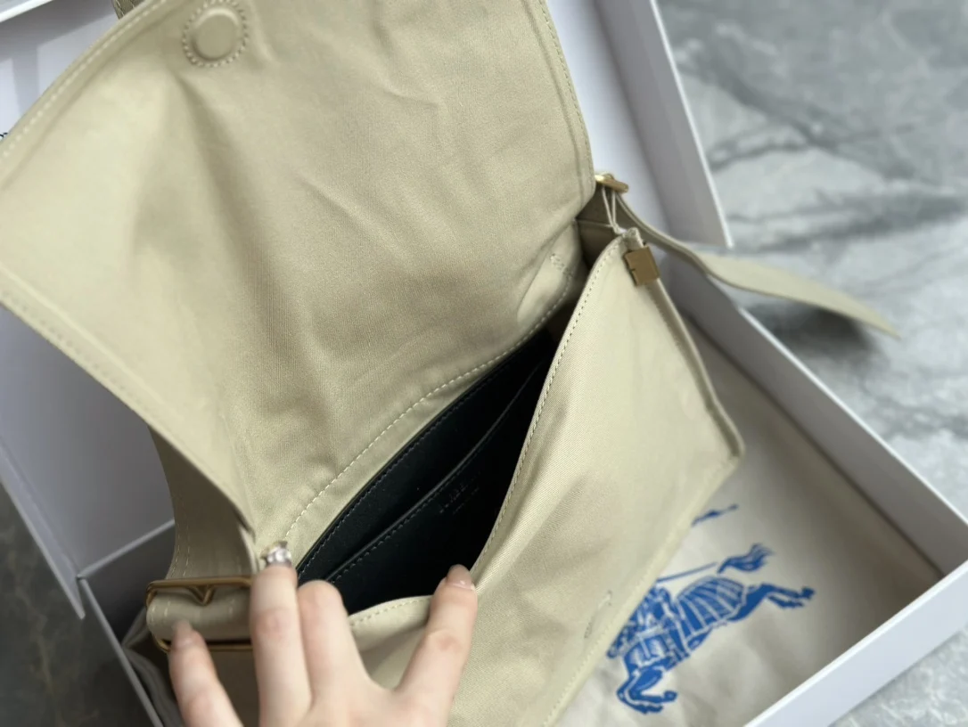 в стиле Burberry Появились новые модные женские кошельки-мессенджеры сумки через