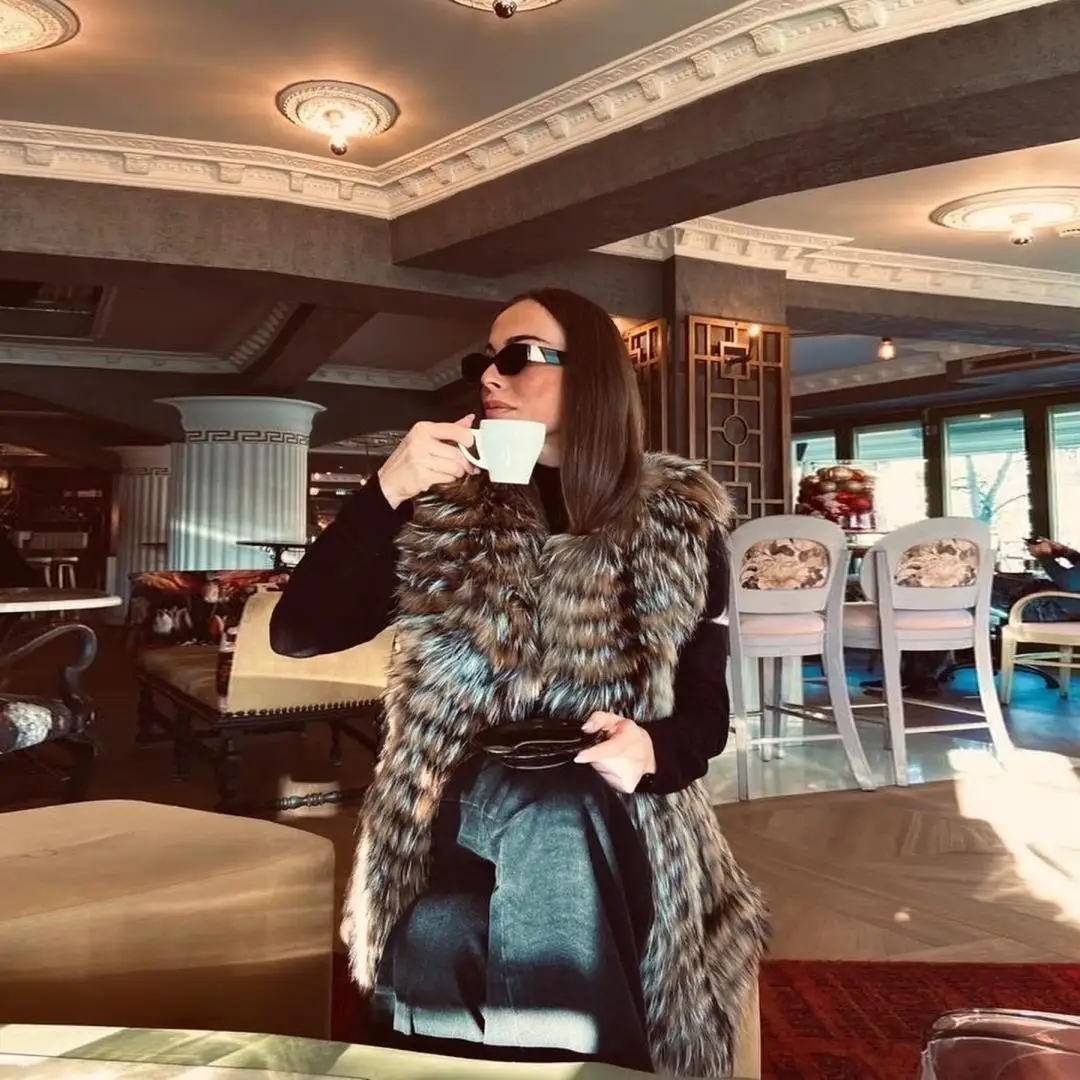 Женский жилет средней длины из натуральной кожи без рукавов с круглым воротником