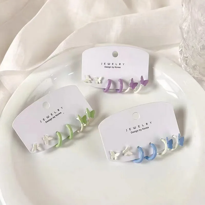 Красочные акриловые серьги-кольца с бабочкой и жемчугом |