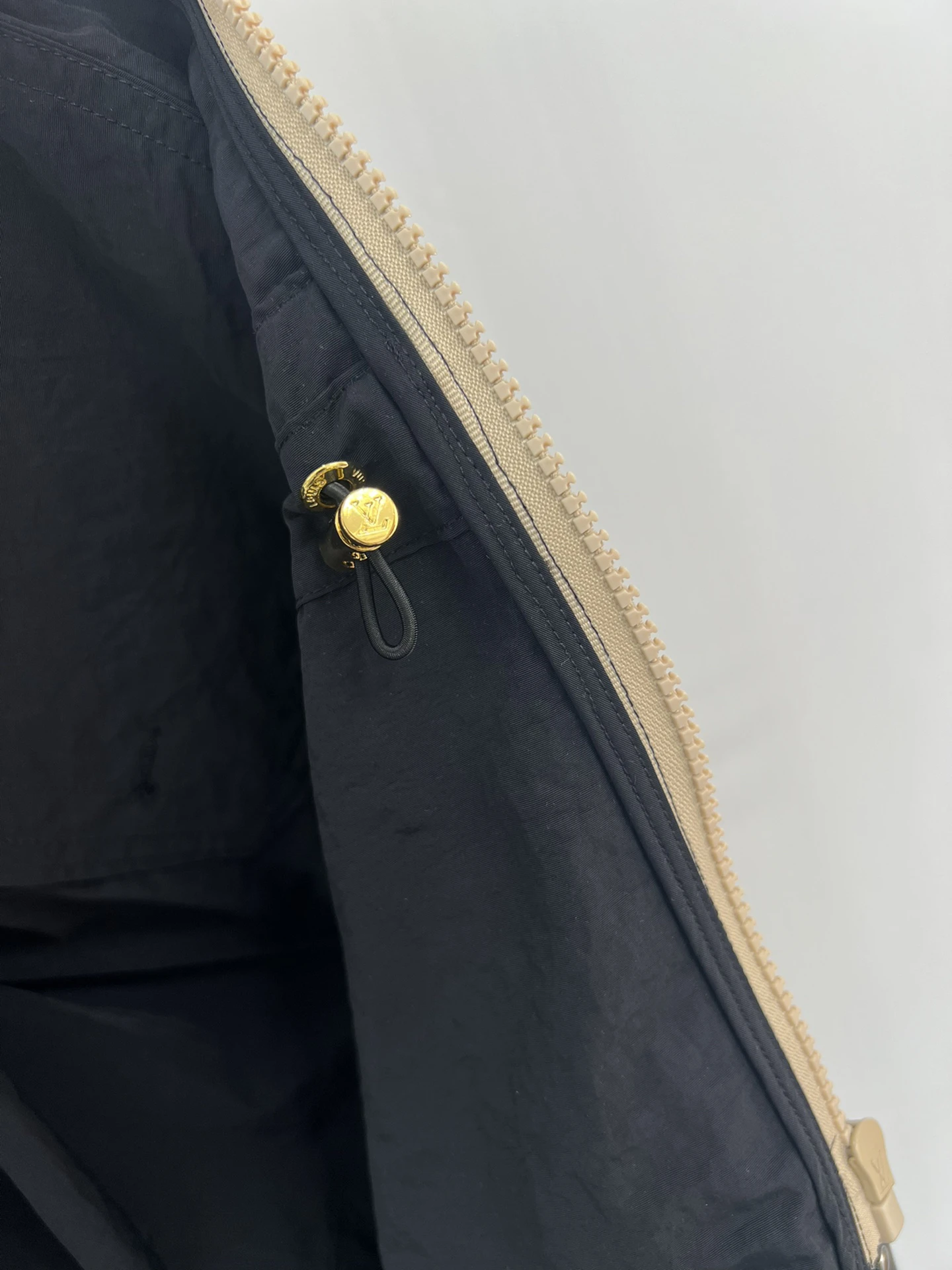 Оригинальная дизайнерская курточка Louis Vuitton легкая в уходе современная