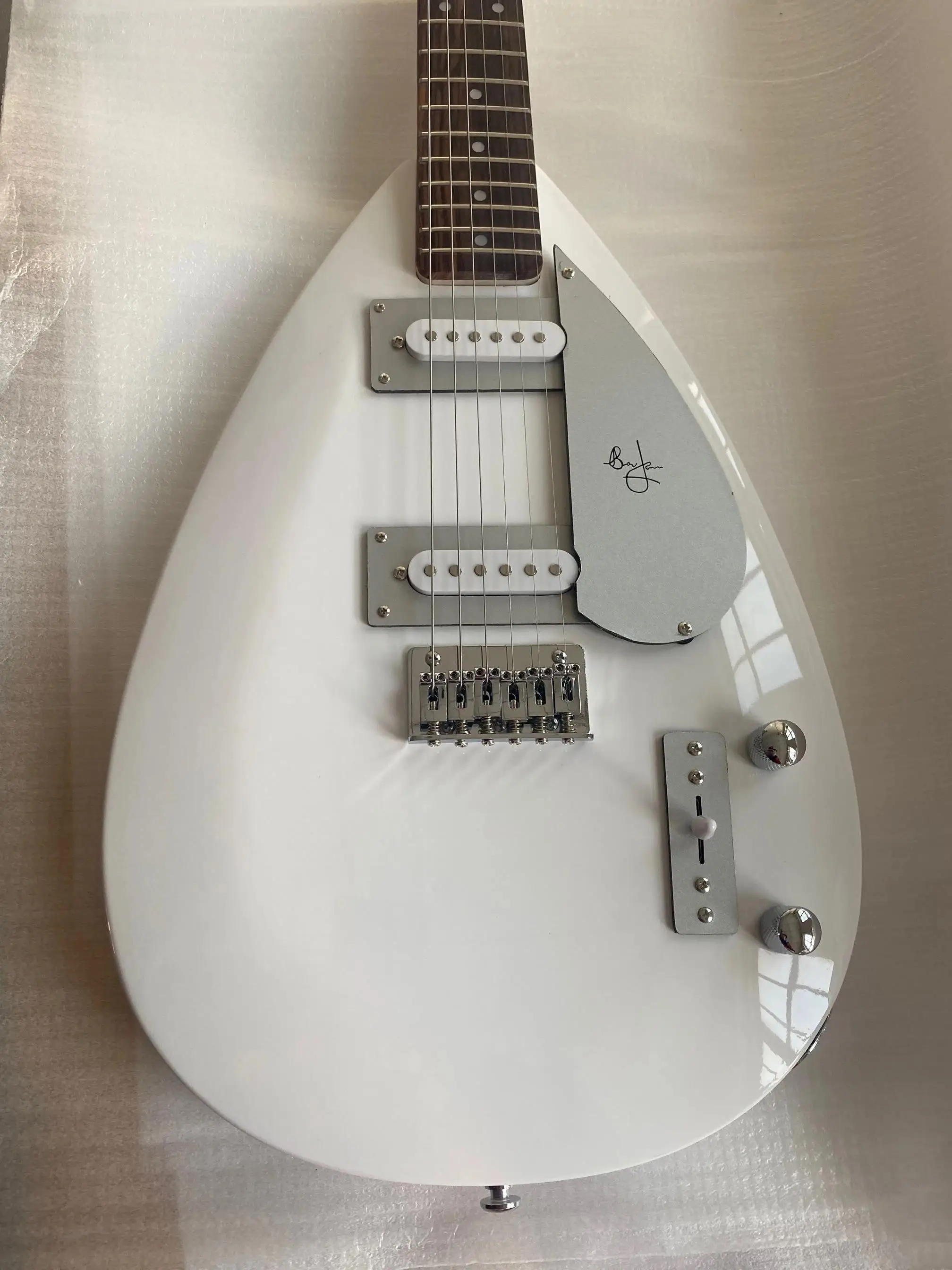 

Custom White Brian Jones Signature Teardrop Electric Guitar,Mahogany body and neck, mahogany fretboard, two single-coil pickups,