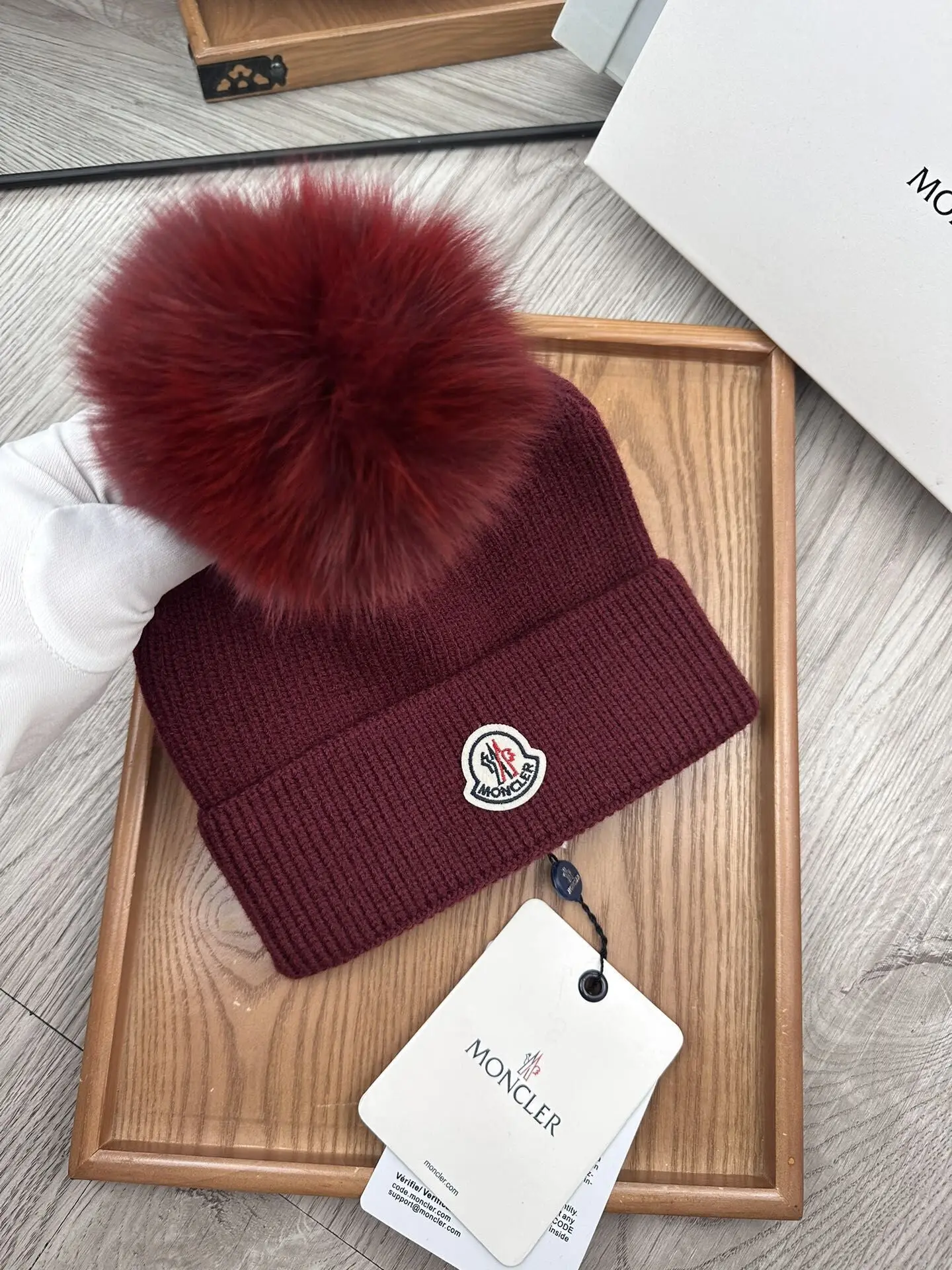 Сохранить теплые шляпы и трикотажные джемперы в стиле нейтральной