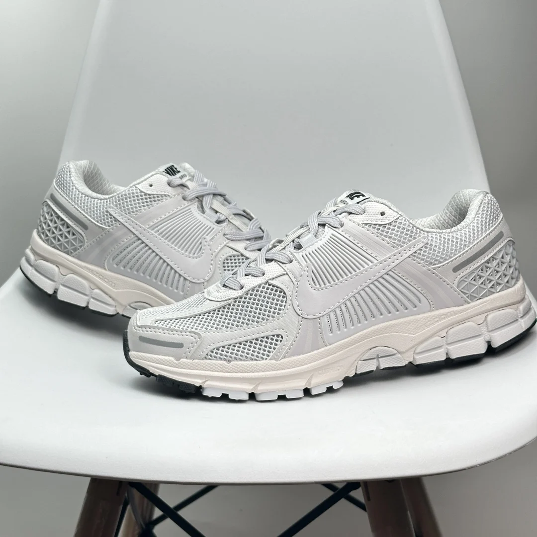 Мужские КроссовКи 1: 1 Nike Zoom Vomero 5 SP "Темно - Серый / Парусный"