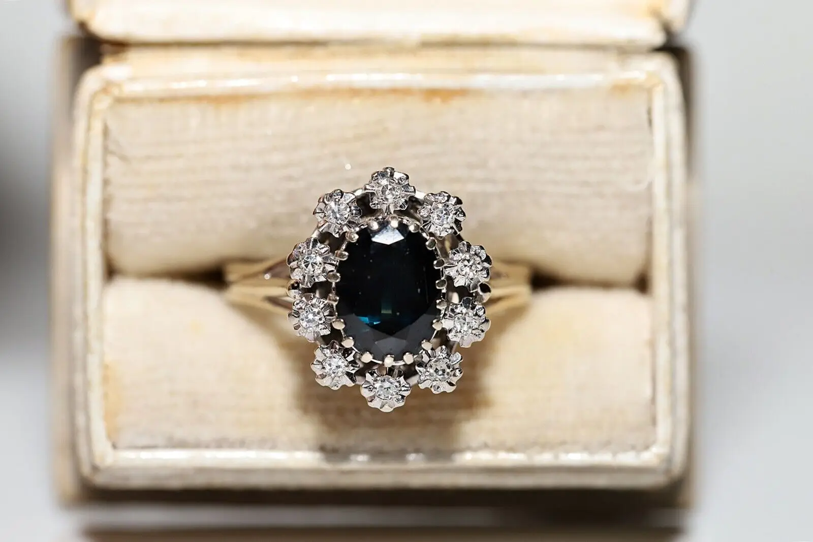 

Винтажное Оригинальное красивое кольцо из 18-каратного золота с натуральным бриллиантом и сапфиром