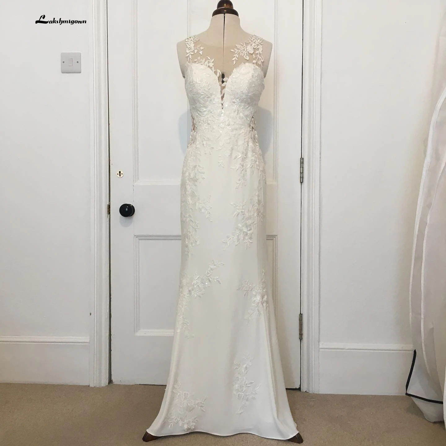 

Платье свадебное атласное с юбкой-годе, пикантное элегантное кружевное с аппликацией и бисером, с открытой спиной, без рукавов