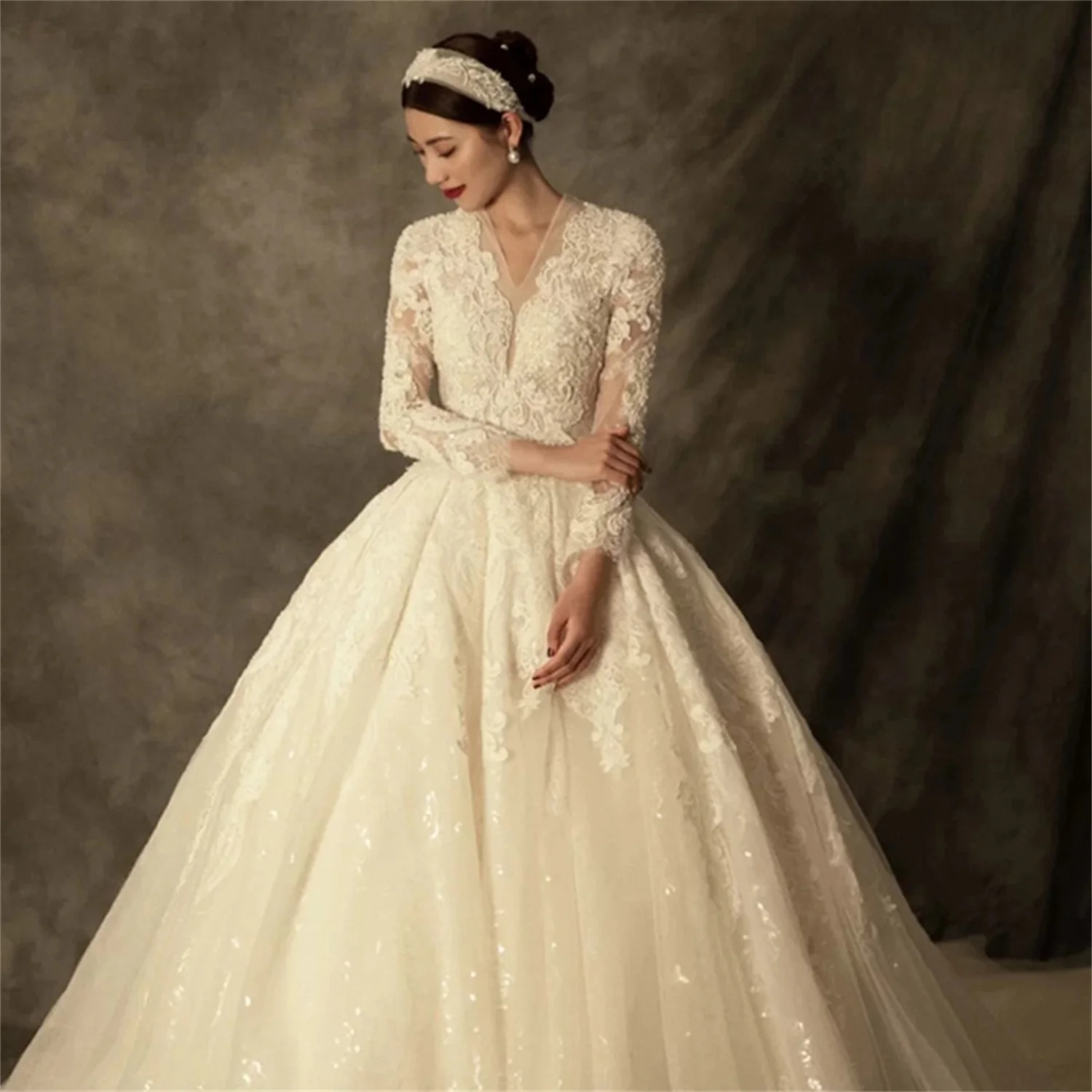 

Bride dresses Bridal Wedding Dress V-neck luxury elegant white classic Trailing long sleeves lace Light Yarn Small dress