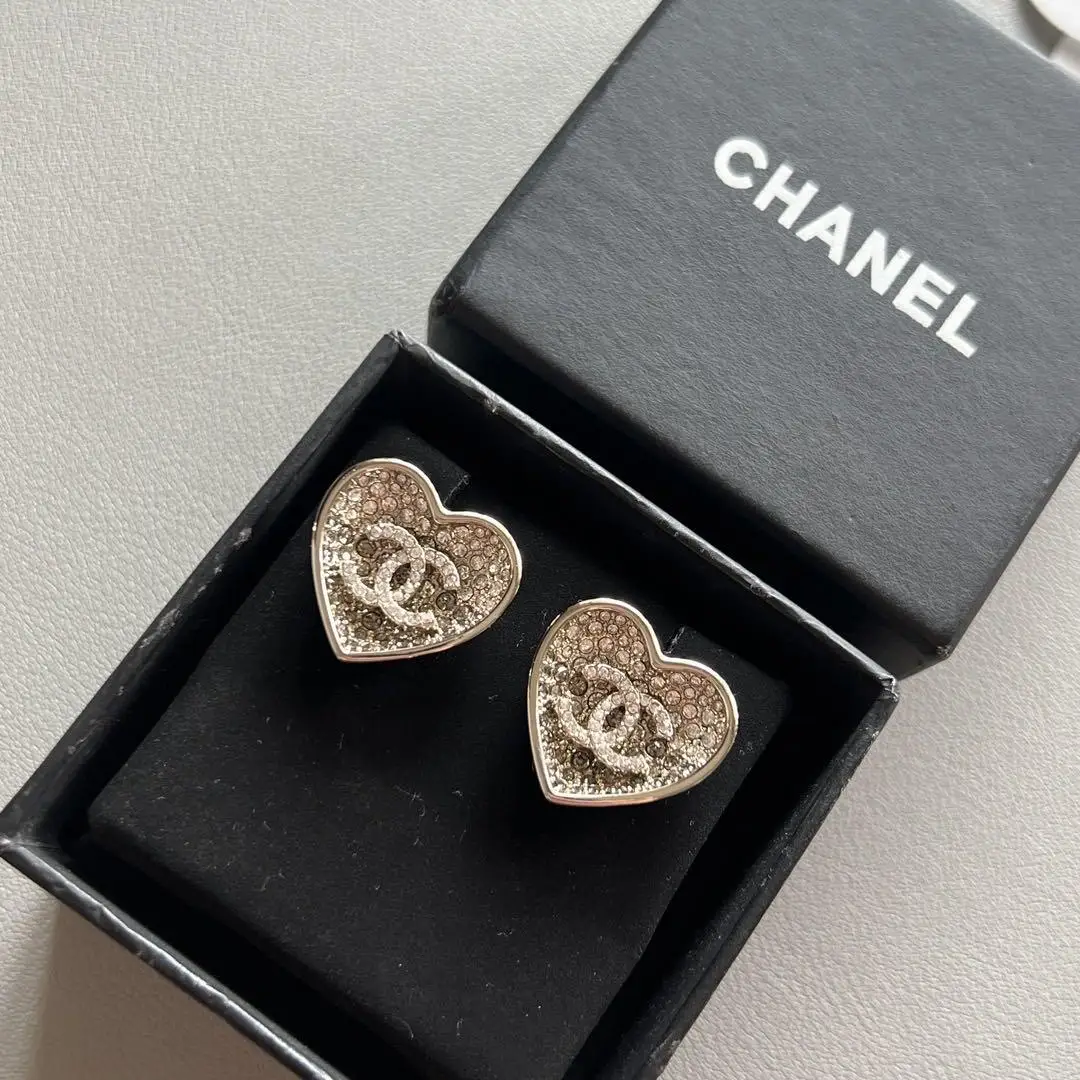 Золотые серьги-гвоздики с циркониевыми стразами в стиле Chanel висячие