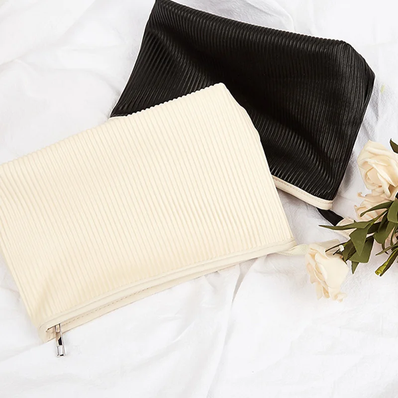 

1pc Personalized PU material portable wash bag storage bag Size 22.5x7.5x17.5cm