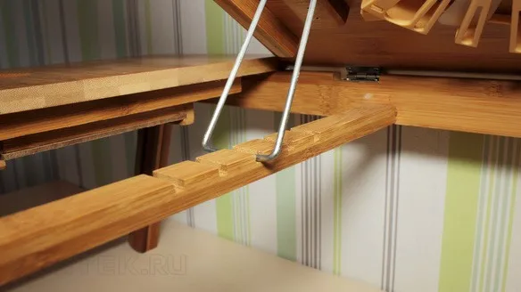 Столешница столика &quot;SITITEK Bamboo 1&quot; имеет ступенчатый механизм регулировки по наклону и надежно фиксируется в горизонтальном положении с помощью магнита 