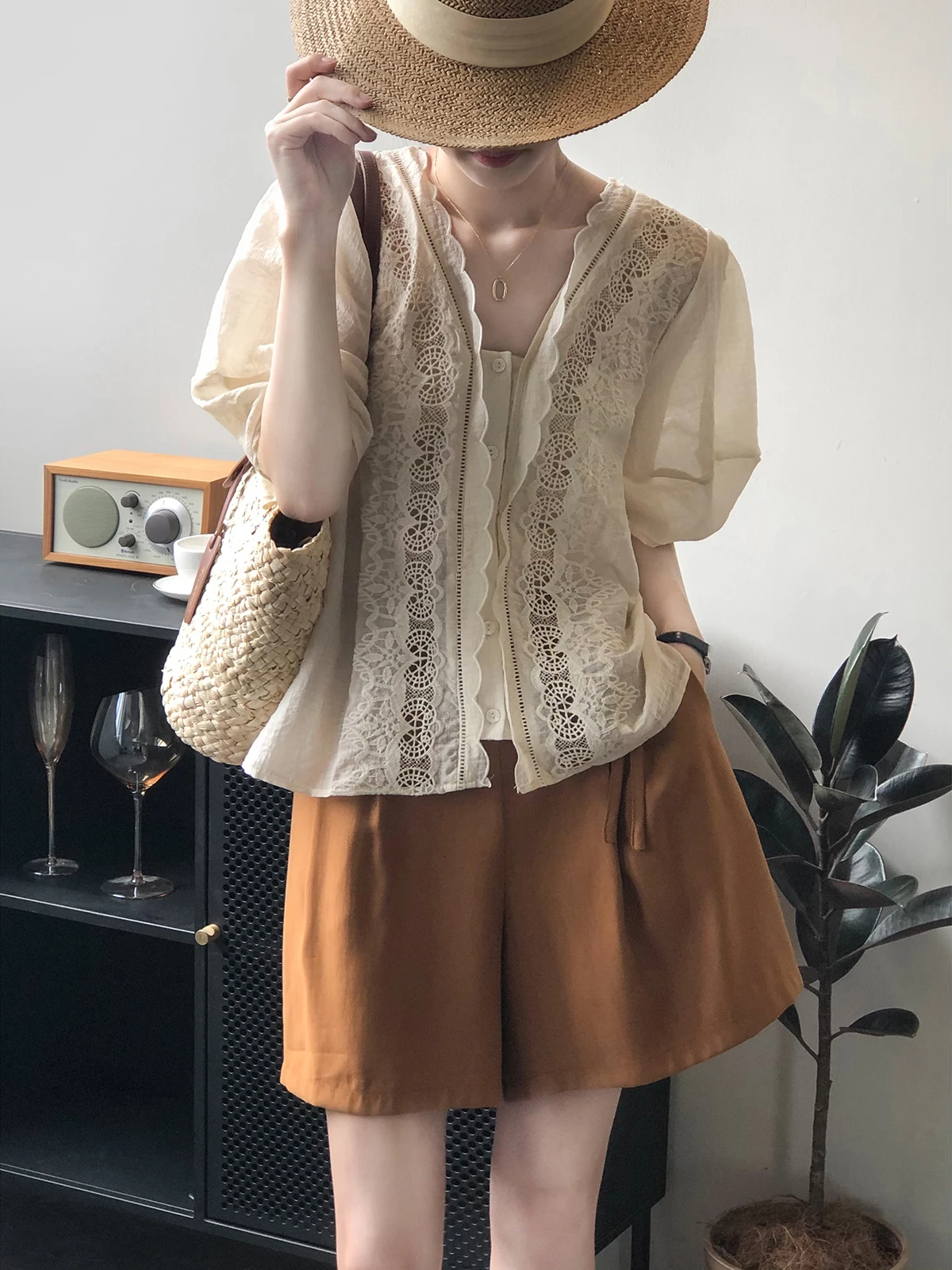 

Женская ажурная рубашка с V-образным вырезом и рукавами-фонариками