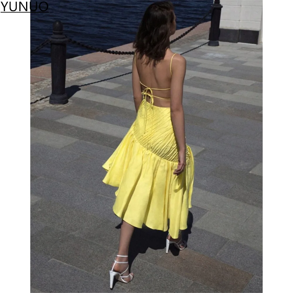 Асимметричное вечернее платье средней длины на тонких бретелях с пышной юбкой |