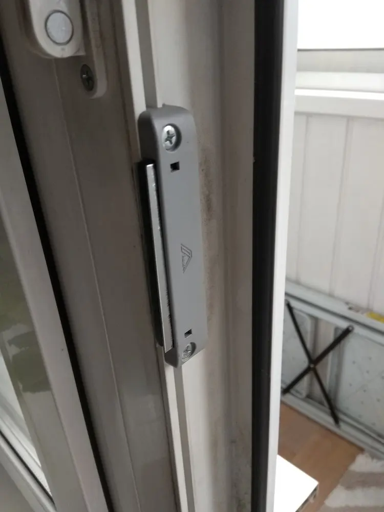 Балконная защелка для пластиковых дверей. Защелка балконная (магнитная) кбе (9) tplk-9. Ручка защелка курильщика на балконную дверь оптима. Как установить балконную защелку. Балконная защелка maco 52502.