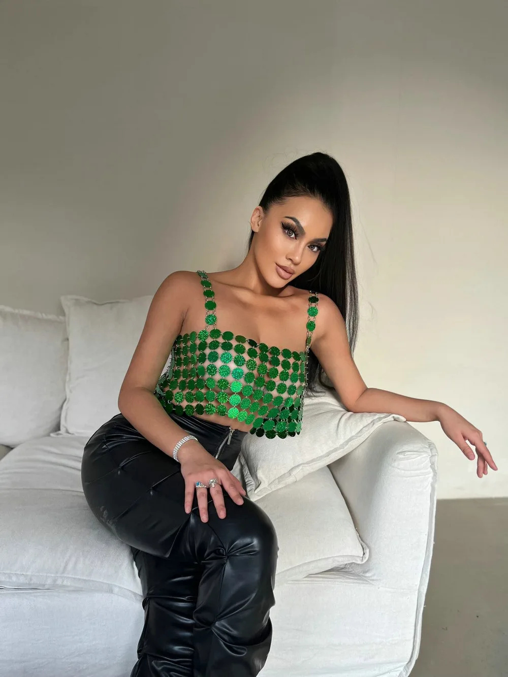 Женский зеленый браслет ручной работы с прямым вырезом