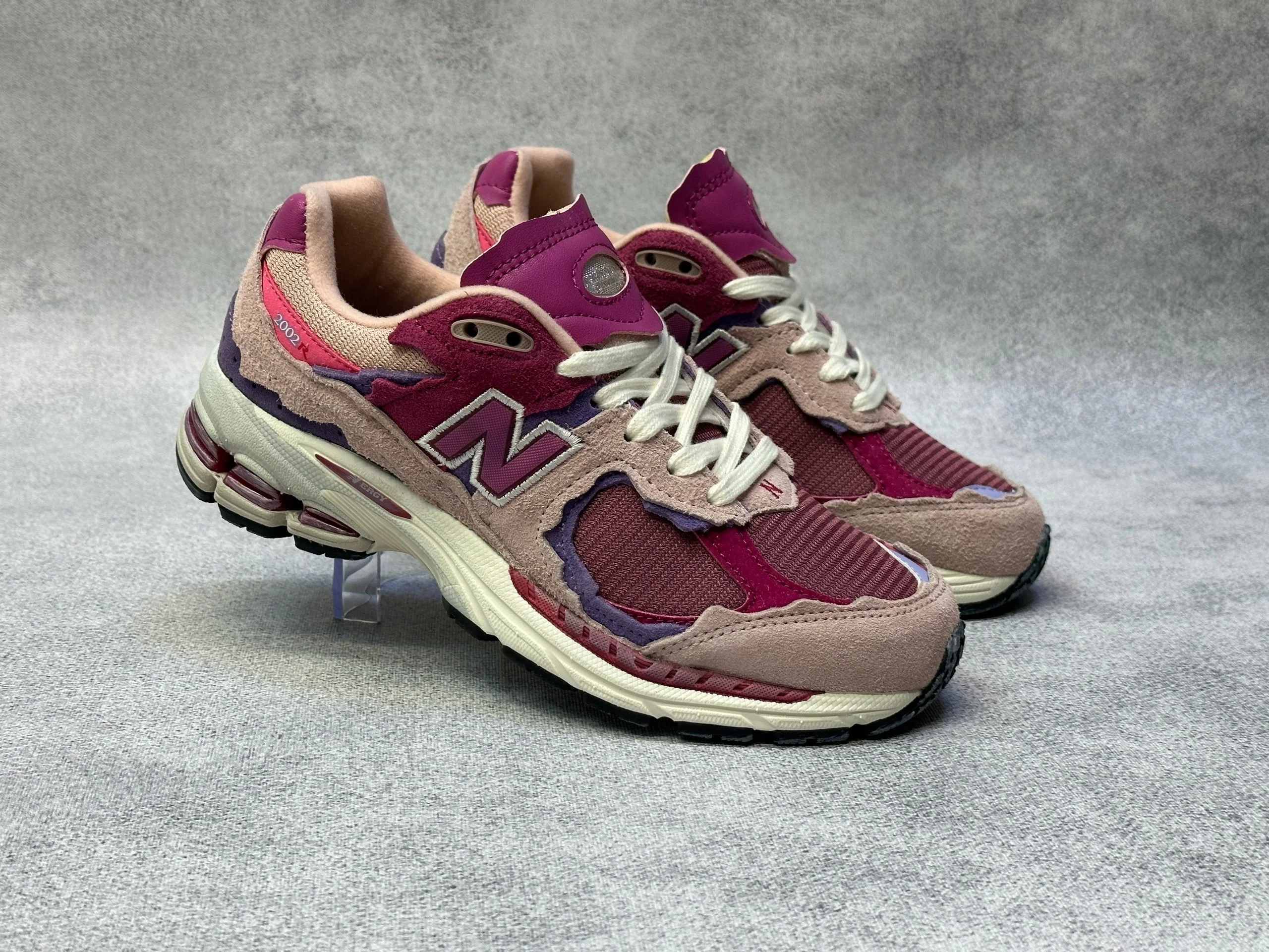 Рисунок 4 - Кроссовки женские New Balance 2002R