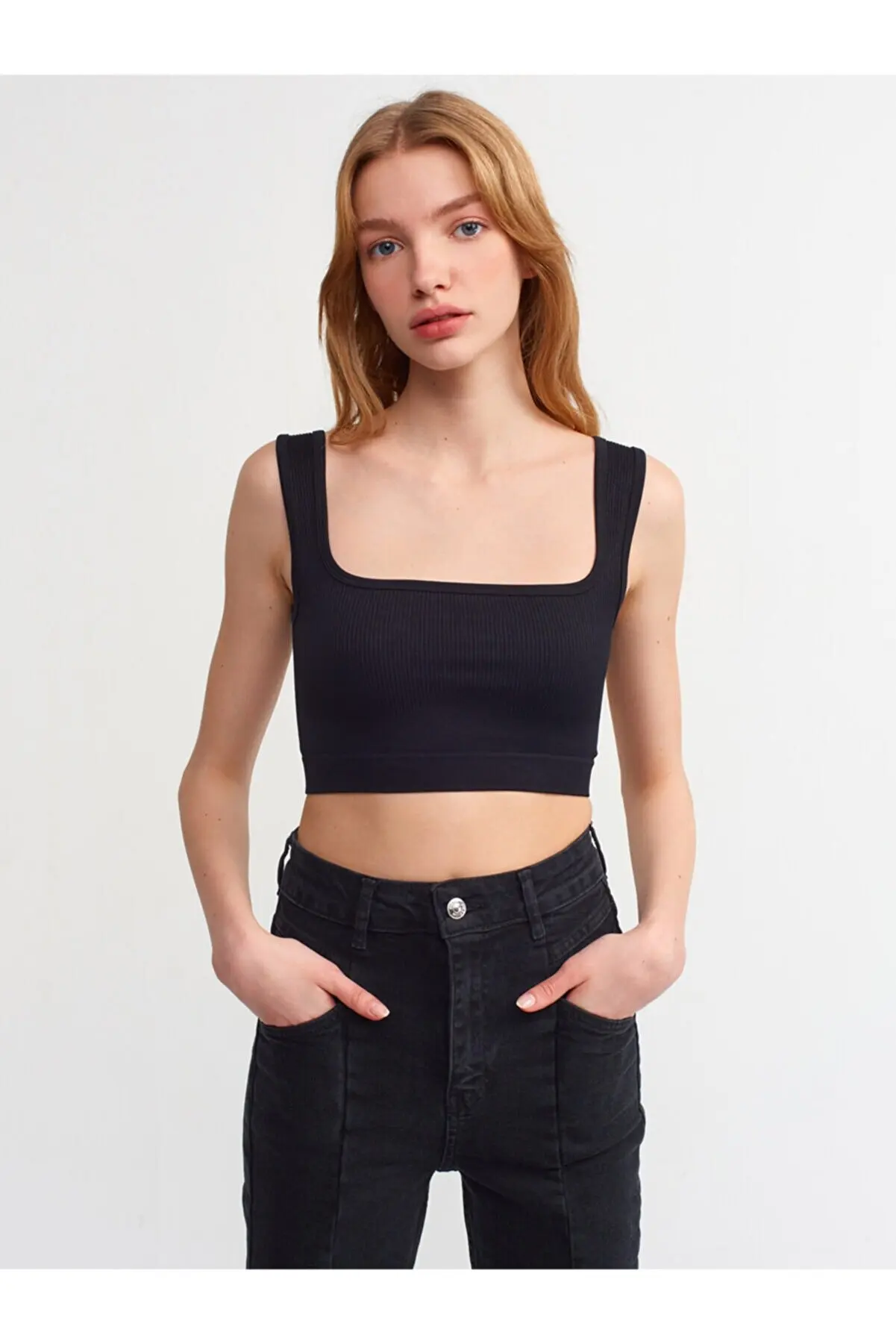 

Женский черный кроп-топ на бретелях Dilvin 3540, 101A03540