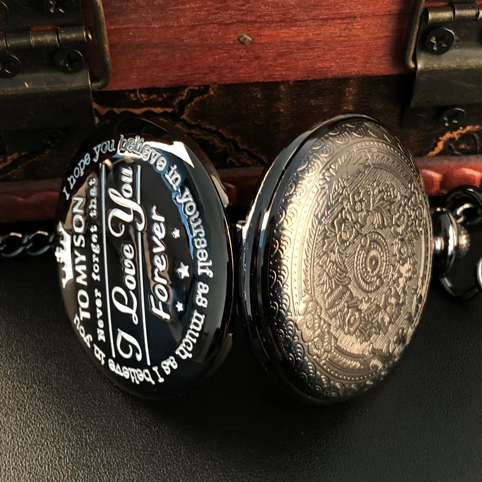 Рисунок 4 - Черные карманные часы с гравировкой «моему сыну»