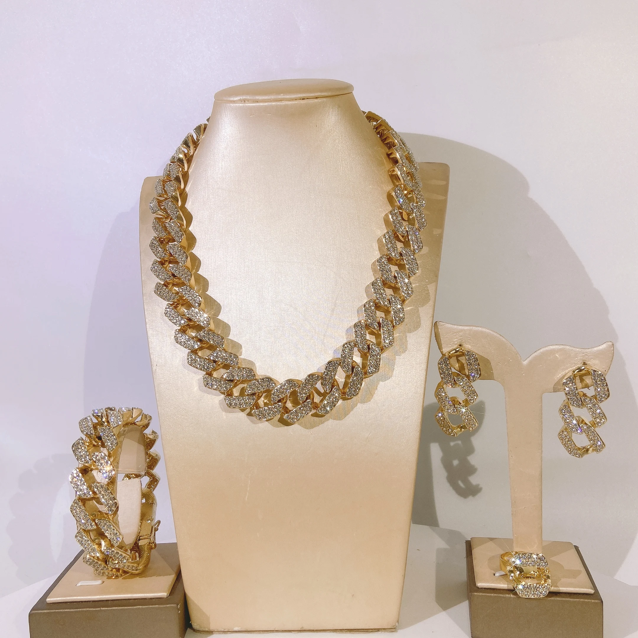 

Комплект из колье, серёг и кольца, из кубинской цепи