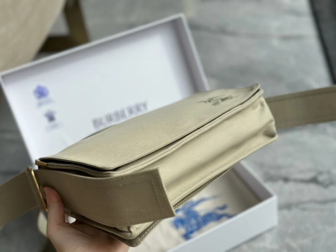 в стиле Burberry Появились новые модные женские кошельки-мессенджеры сумки через