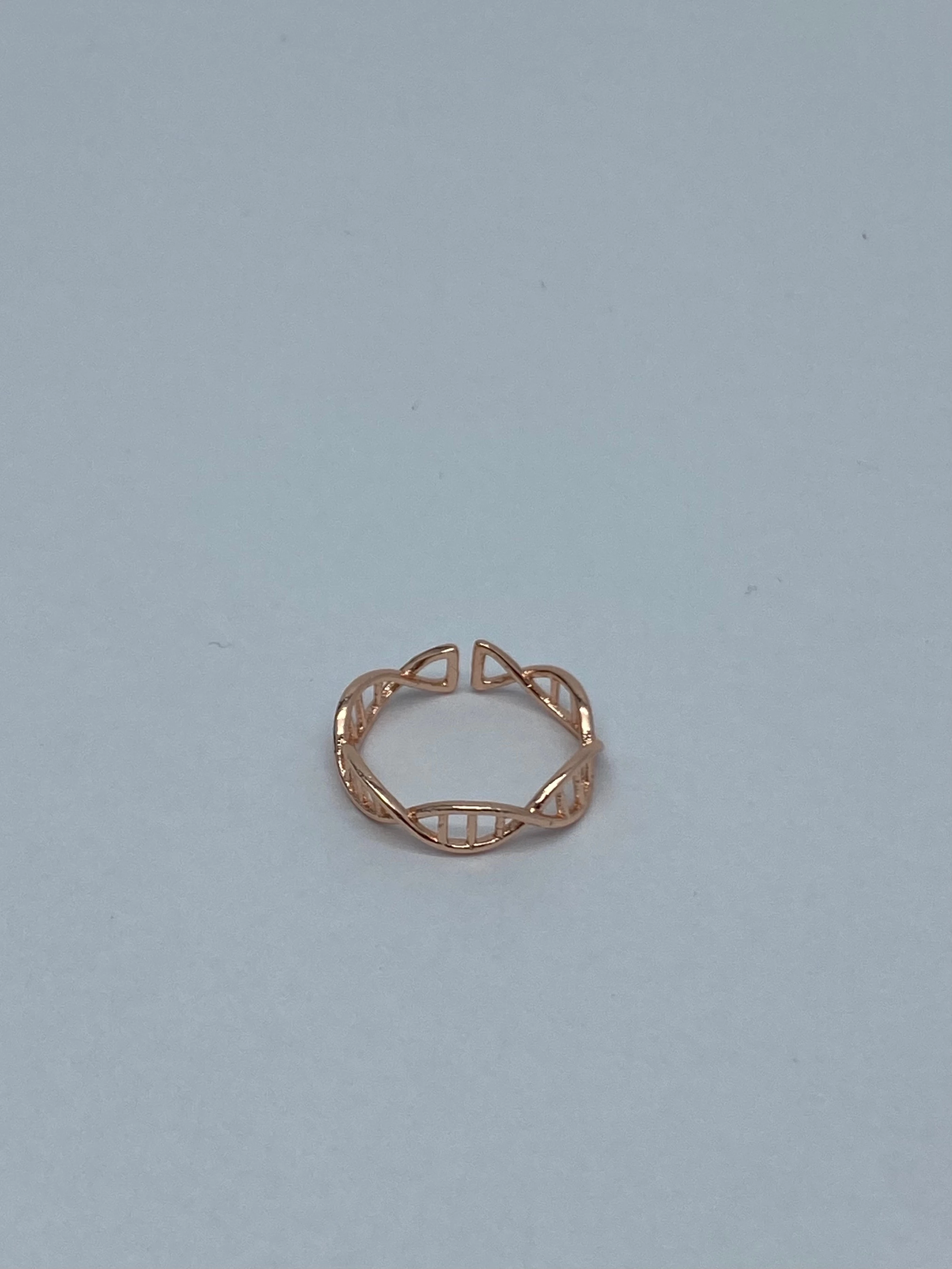 Кольцо в виде днк. Кольцо ДНК бисер. Колечко ДНК. Колечко из бисера ДНК. Кольцо из бисера в виде ДНК