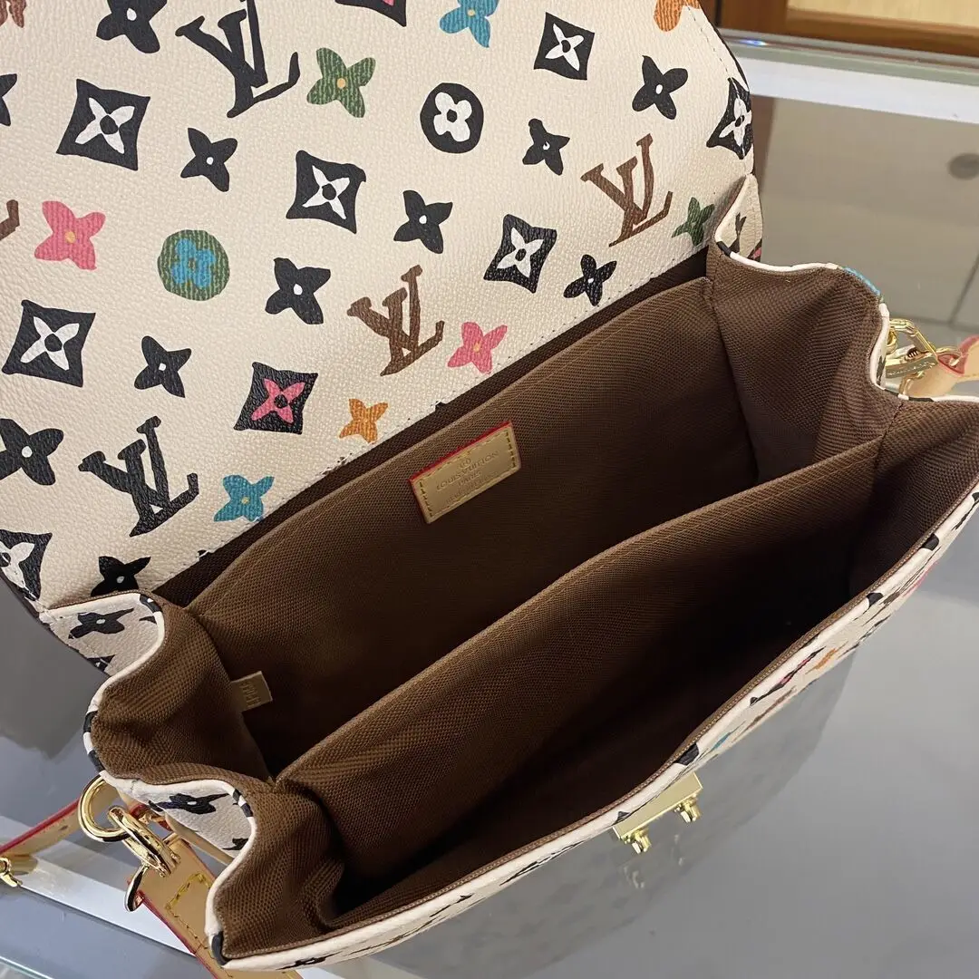 Почтальон упаковка новых товаров