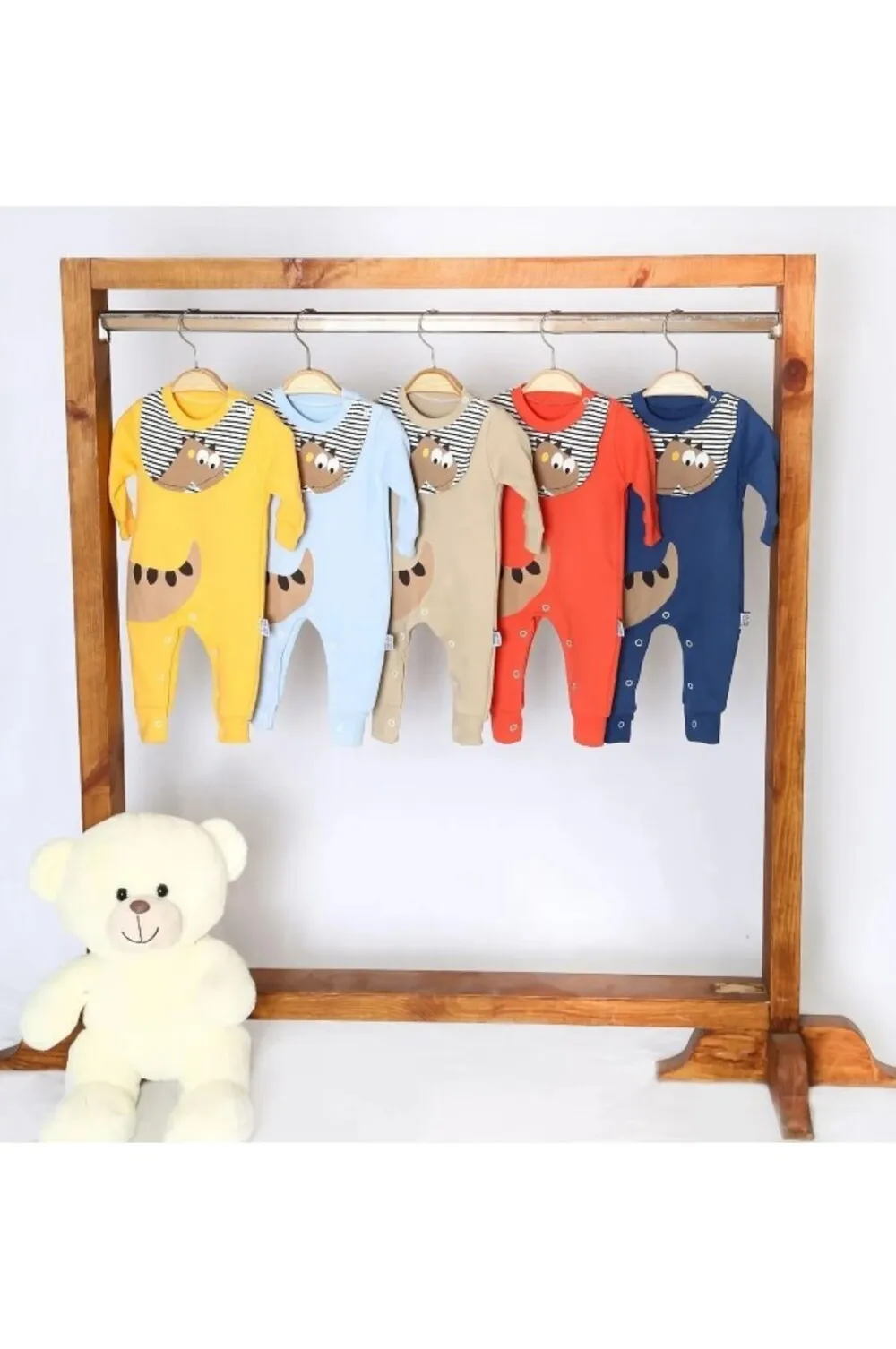 Детский комбинезон с изображением динозавра и детали нагрудника. Детские