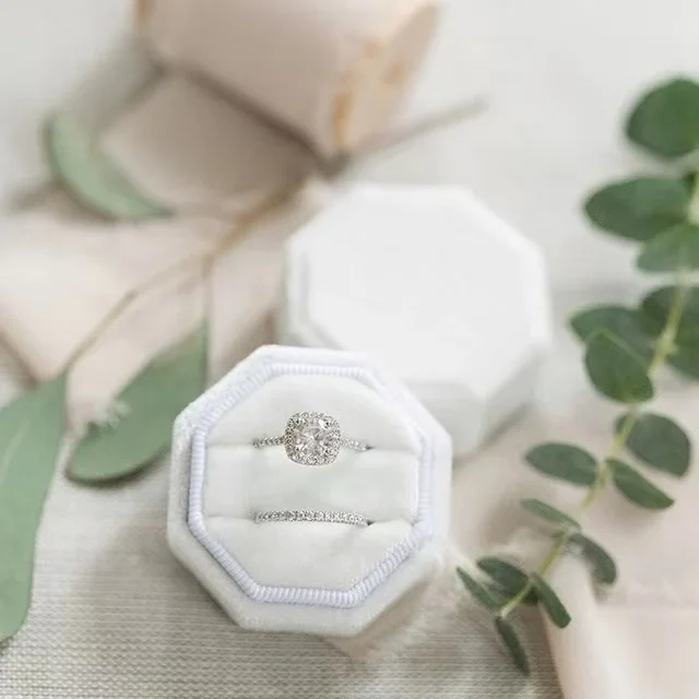 

Бархатная персонализированная коробка для колец