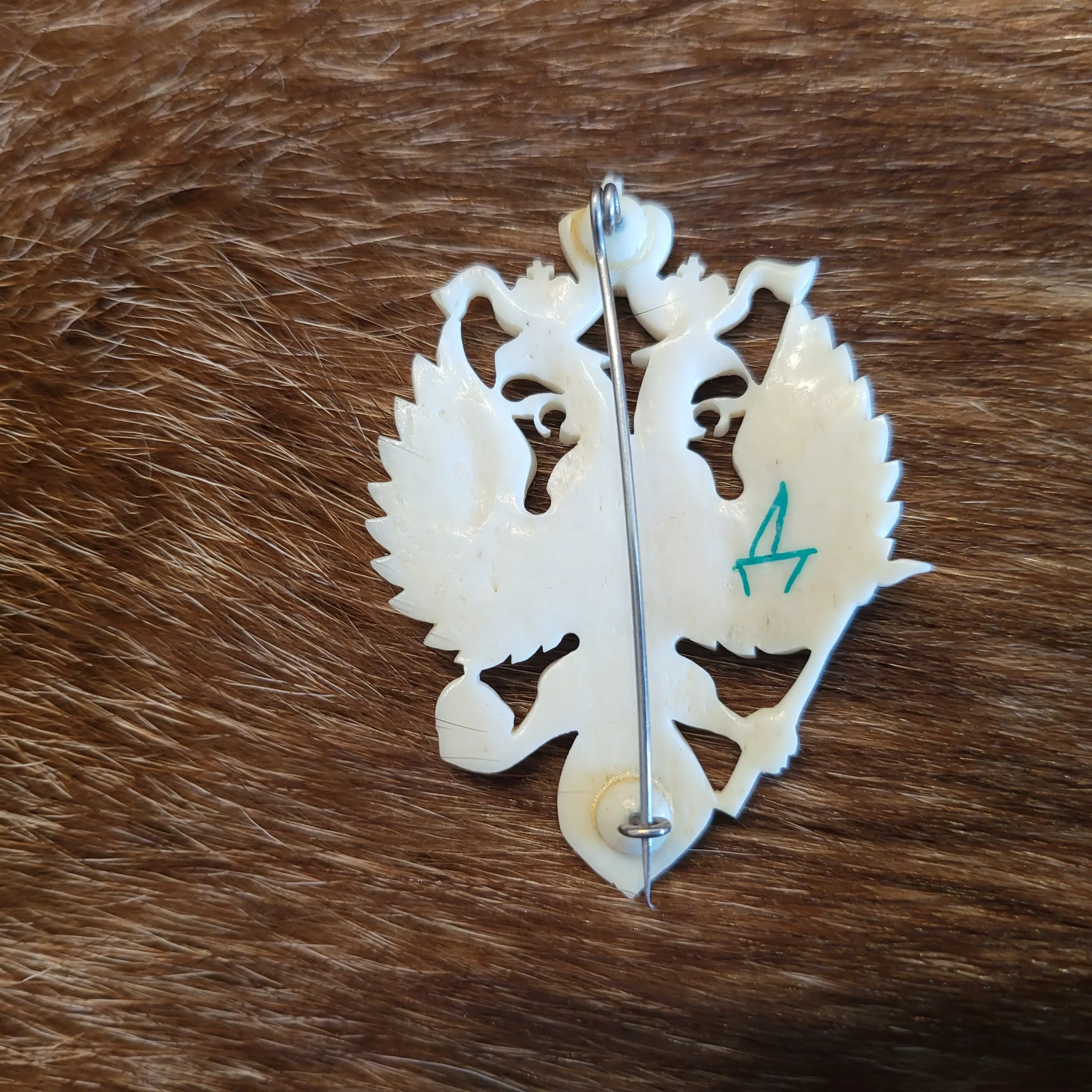 Рисунок 2 - Брошь из бивня шерстистого мамонта